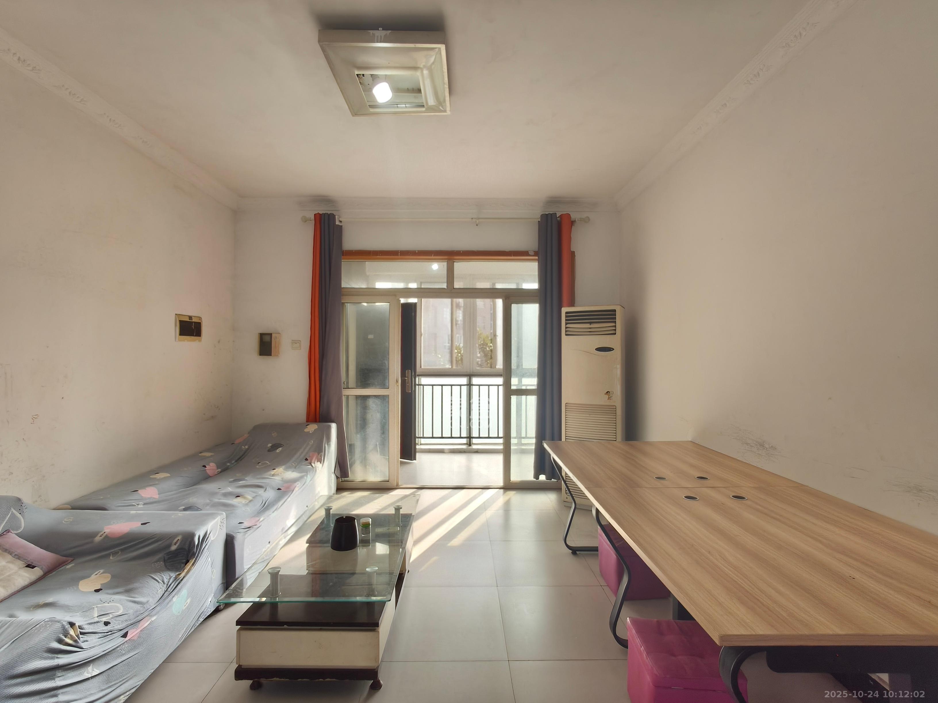 未来现代城  3室2厅2卫    2200.0元/月