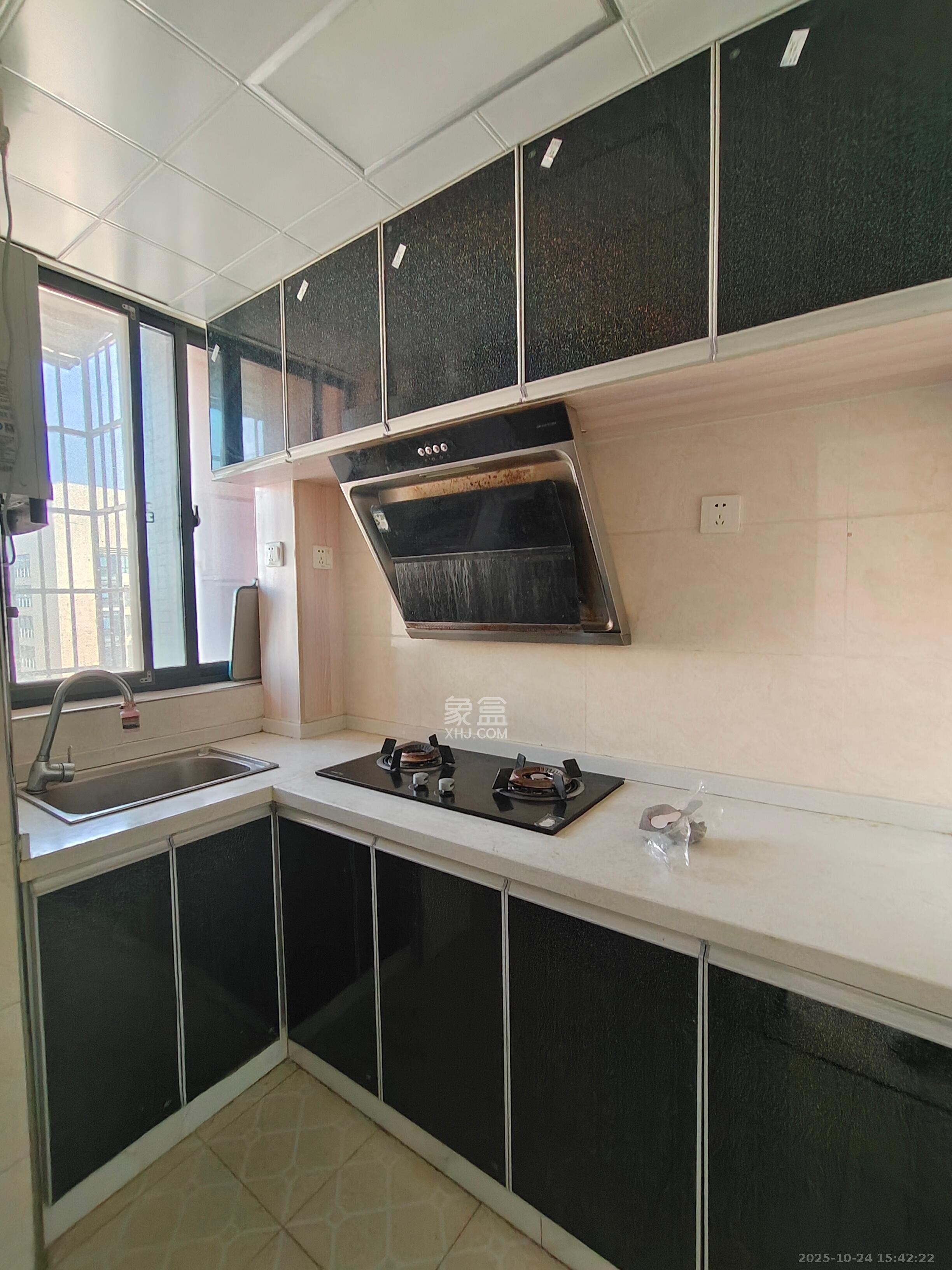 圭塘三小区  1室1厅1卫    1600.0元/月 圭塘三小区  1室1厅1卫    1600.0元/月室内图