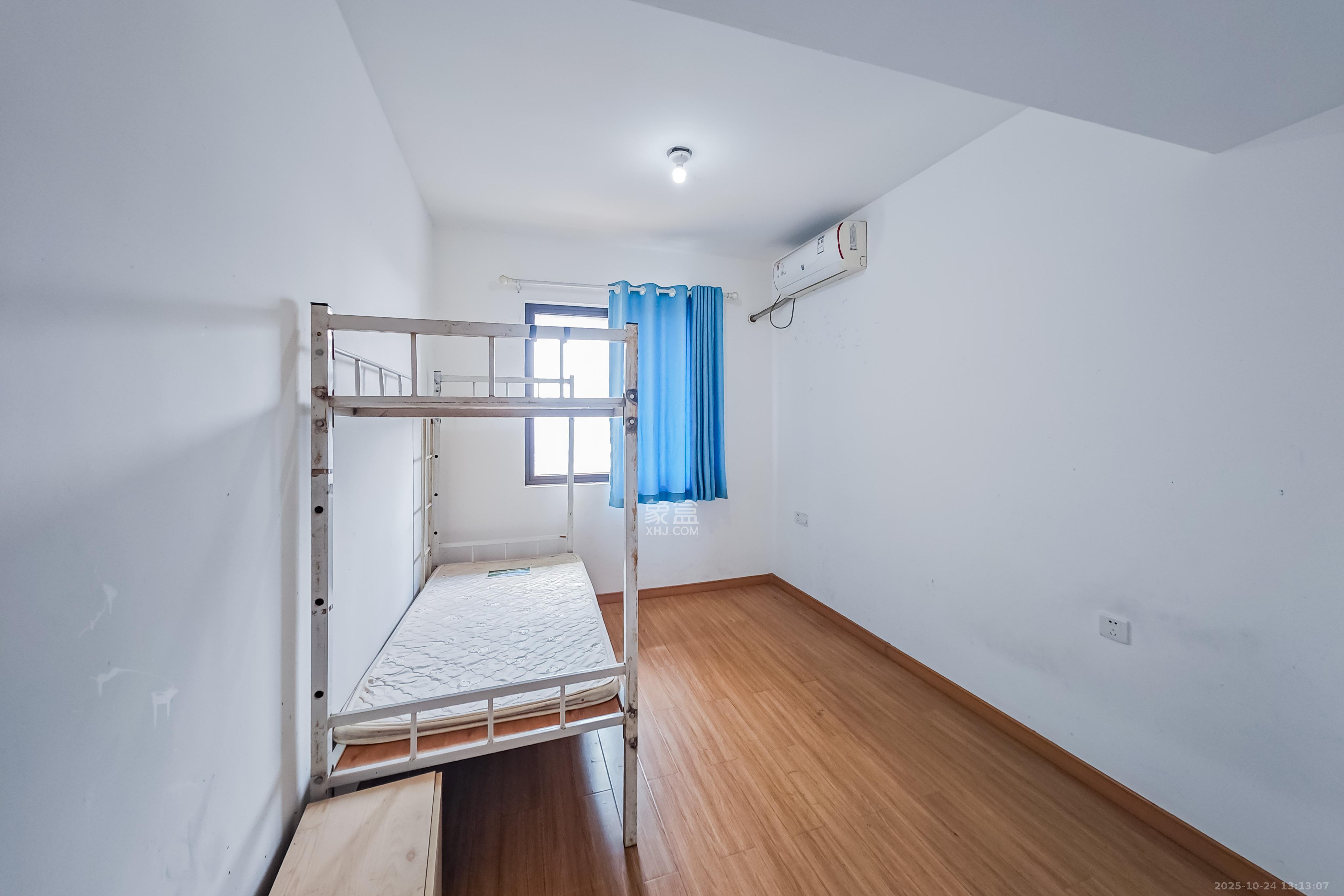 旭辉国际广场(永升商业广场) 4室2厅2卫 170.0万 旭辉国际广场(永升商业广场) 4室2厅2卫 170.0万卧室