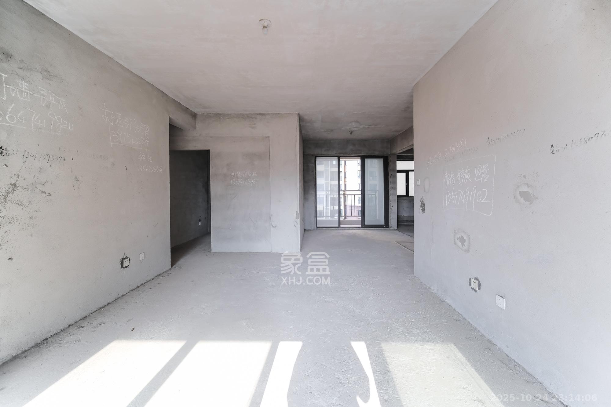 星雅美辰 4室2厅2卫 100.0万 星雅美辰 4室2厅2卫 100.0万客厅