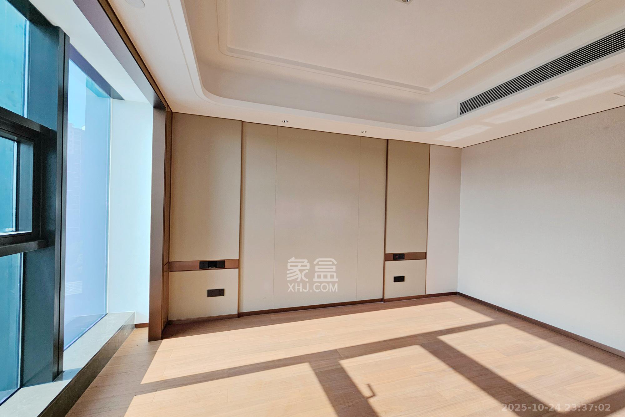 运达中央广场三期  5室2厅3卫    820.0万卧室