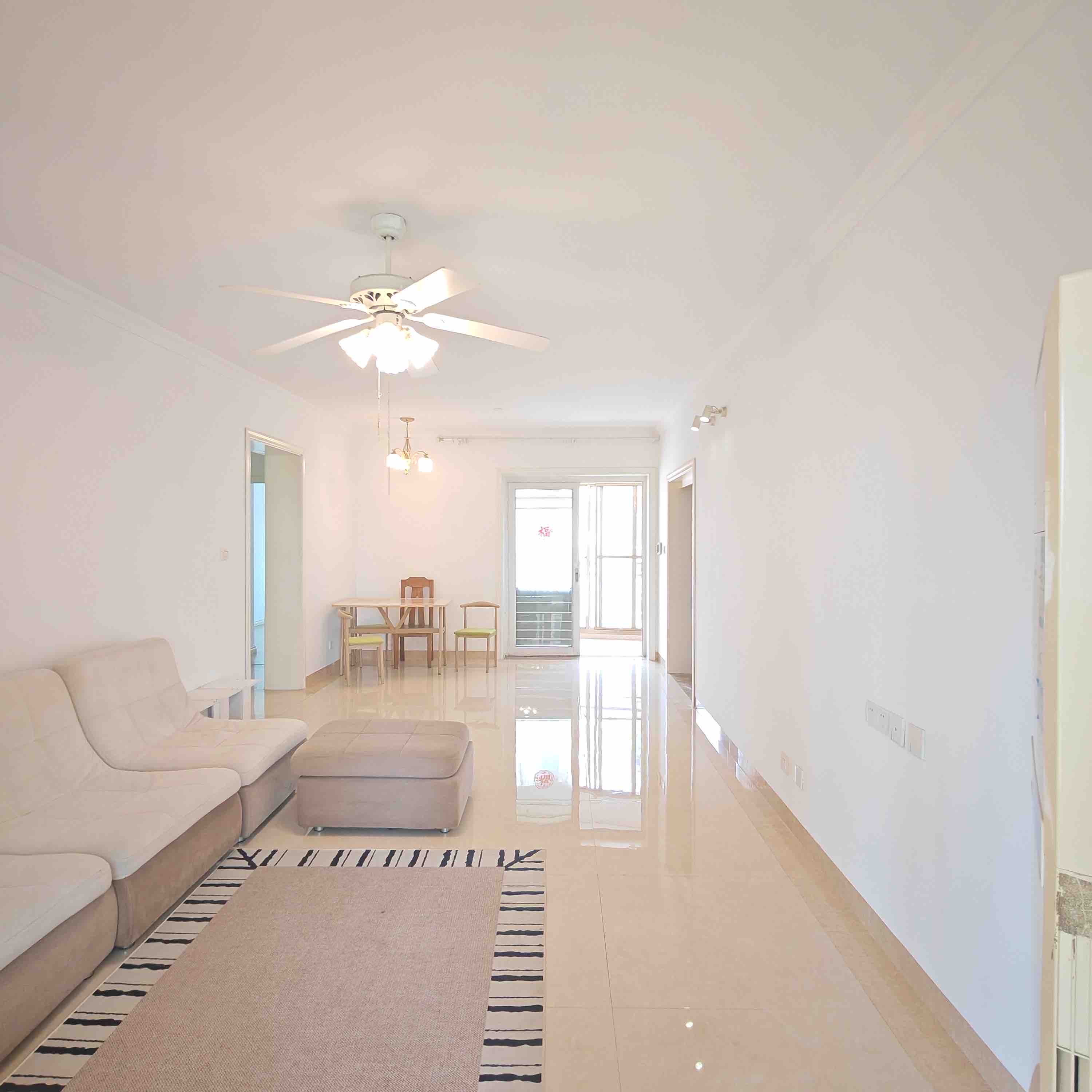 国兴城（C区）  2室2厅1卫    200.0万客厅