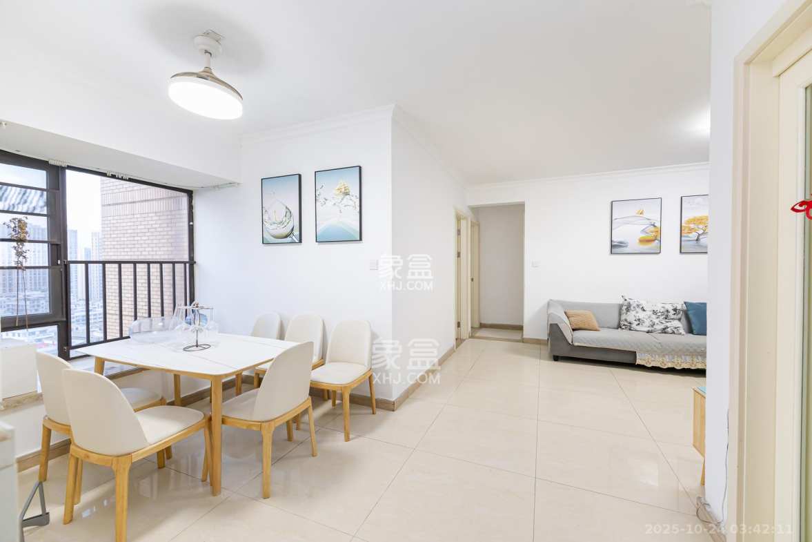 时代倾城一期 3室2厅2卫 82.0万 时代倾城一期 3室2厅2卫 82.0万客厅