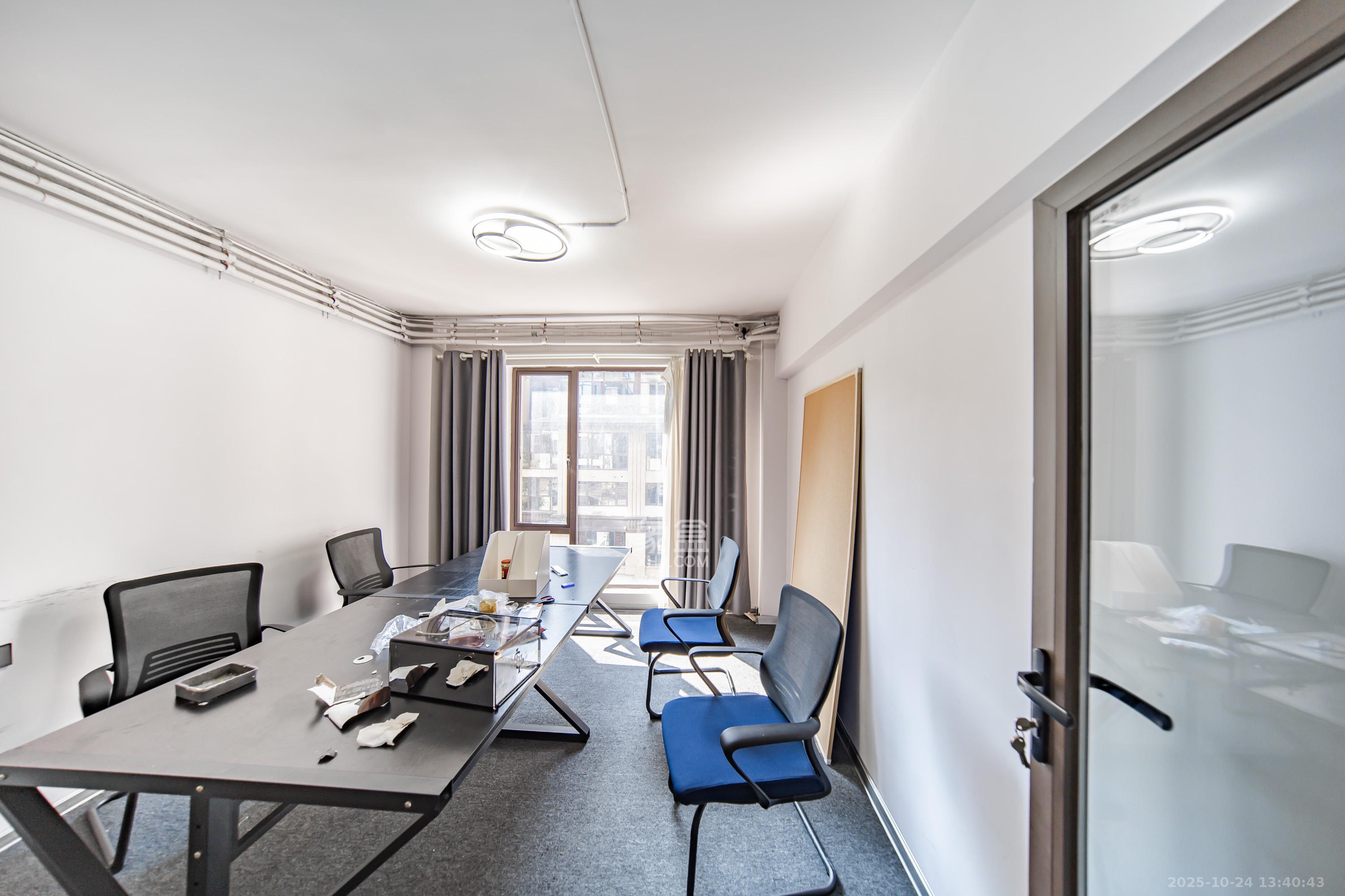 洋湖18克拉(旷远洋湖18克拉) 5室1厅3卫 290.0万 洋湖18克拉(旷远洋湖18克拉) 5室1厅3卫 290.0万卧室