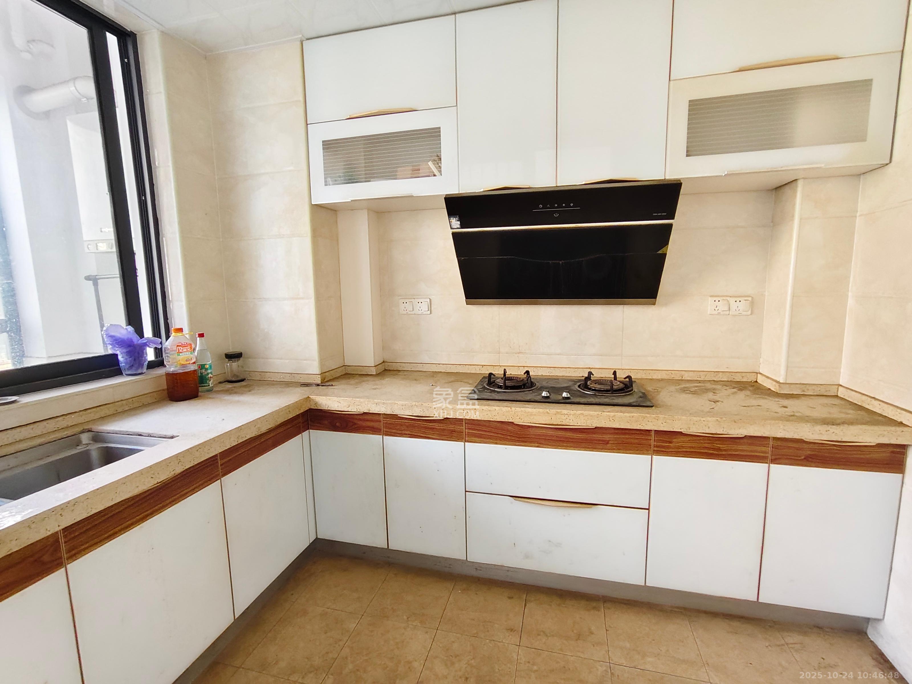 辉煌国际城一期  3室2厅2卫    2800.0元/月 辉煌国际城一期  3室2厅2卫    2800.0元/月室内图