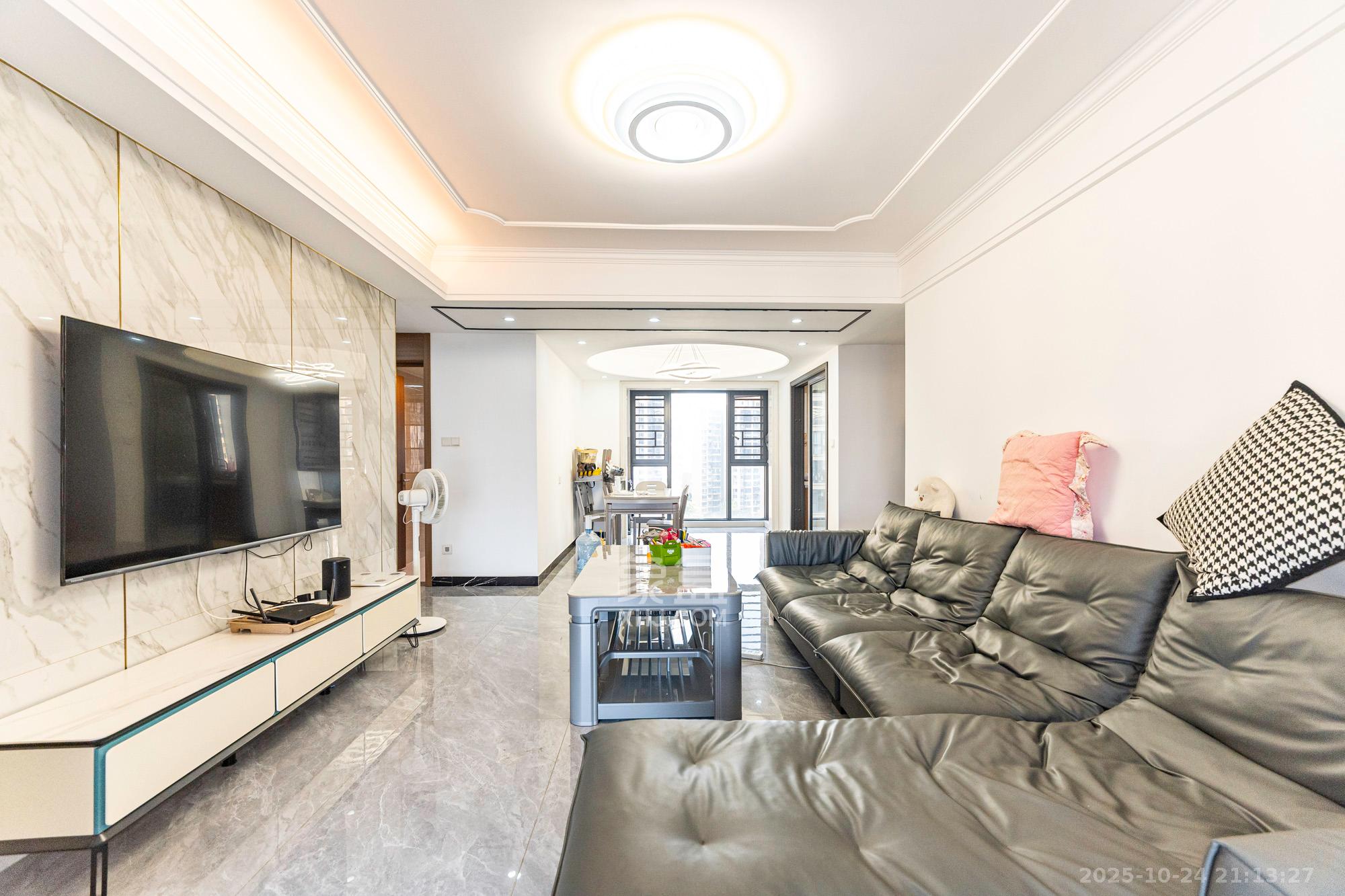 保利香槟国际 4室2厅2卫 108.0万 保利香槟国际 4室2厅2卫 108.0万客厅