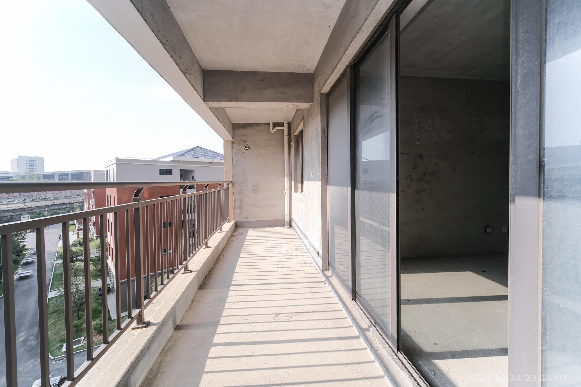 星雅美辰  4室2厅2卫    100.0万阳台