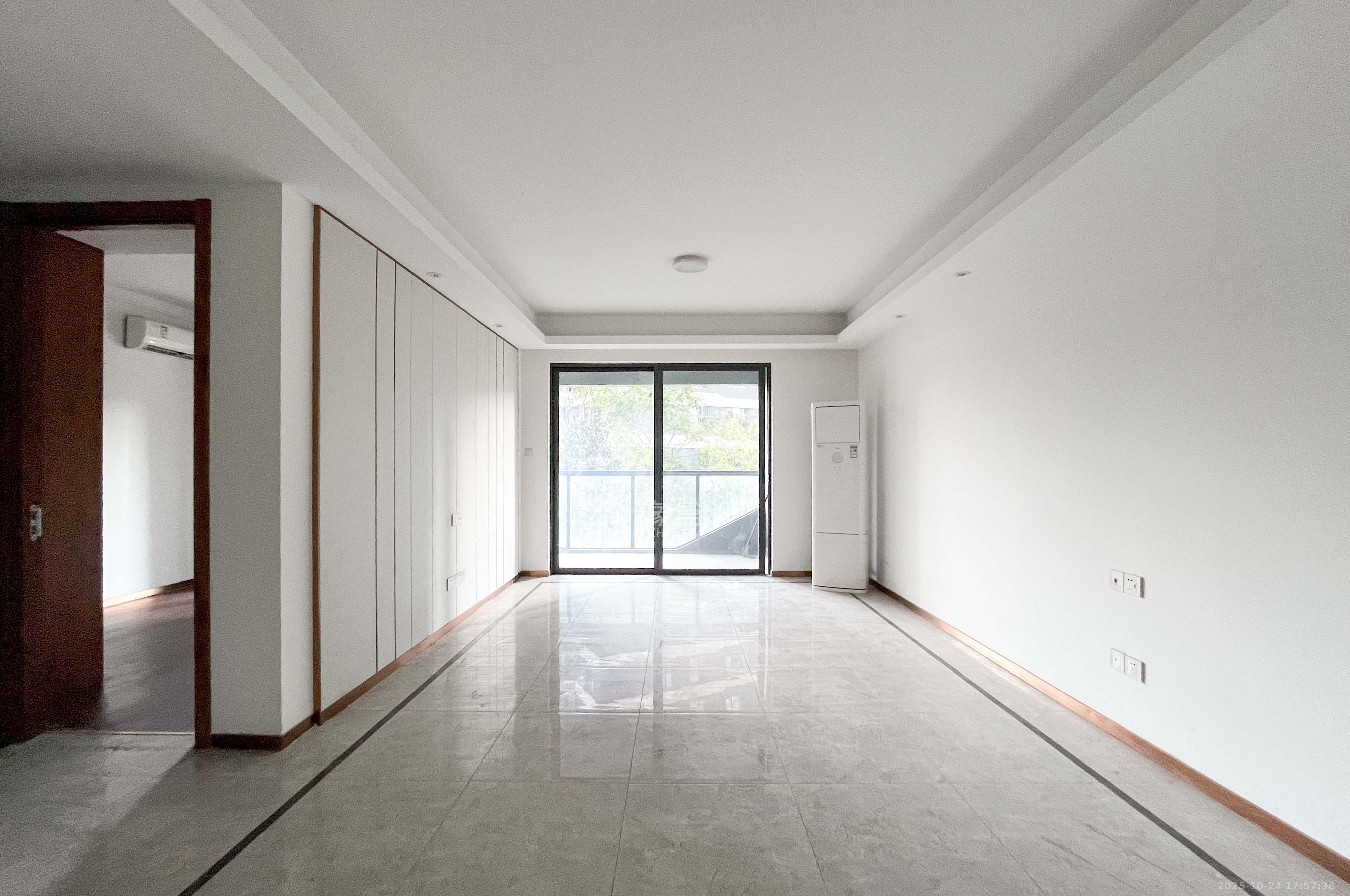 旭辉都会山 3室2厅2卫 156.0万 旭辉都会山 3室2厅2卫 156.0万客厅