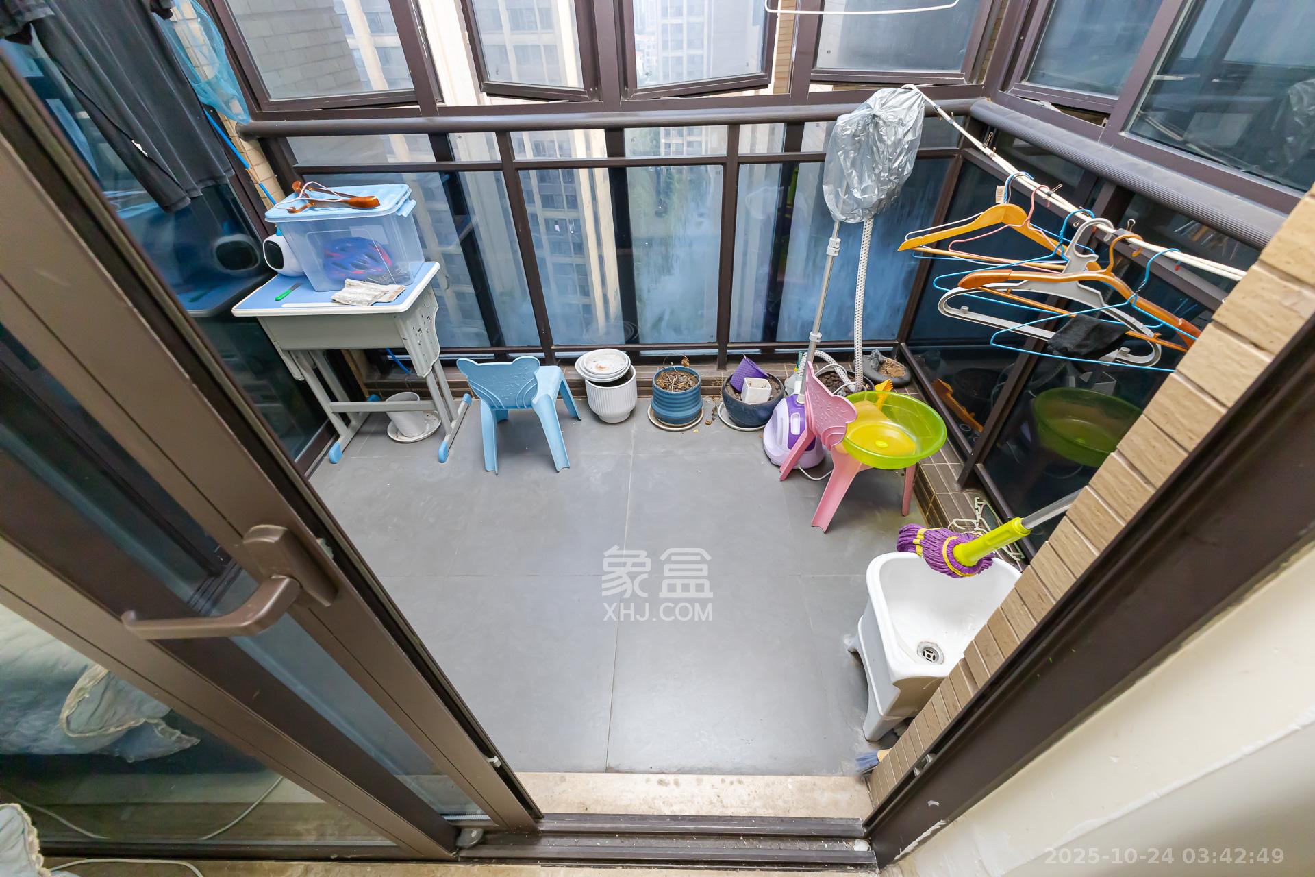 时代倾城一期  3室2厅2卫    82.0万阳台