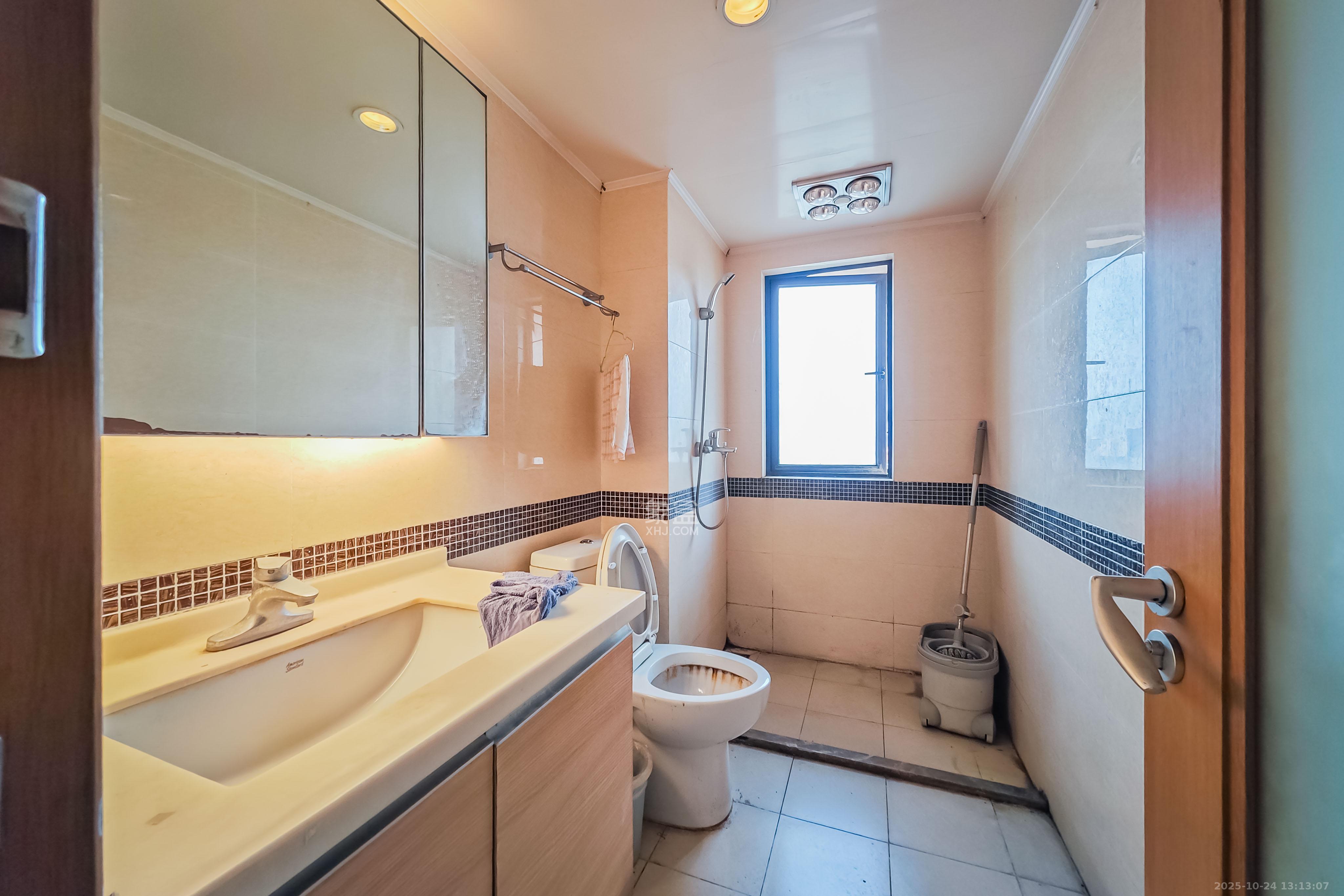 旭辉国际广场（永升商业广场）  4室2厅2卫    170.0万卫生间