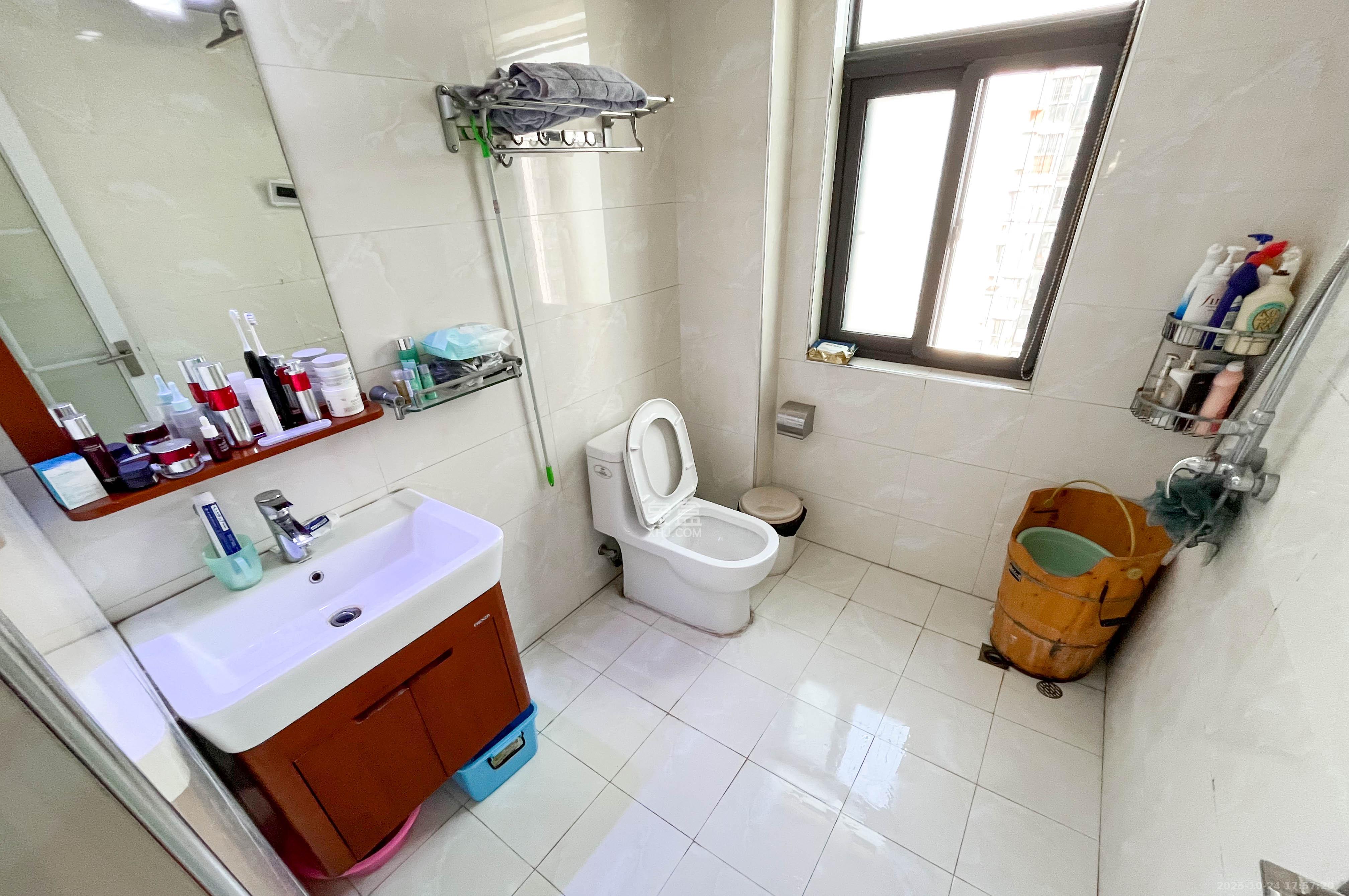 高鑫麓城 4室2厅2卫 198.0万 高鑫麓城 4室2厅2卫 198.0万卫生间