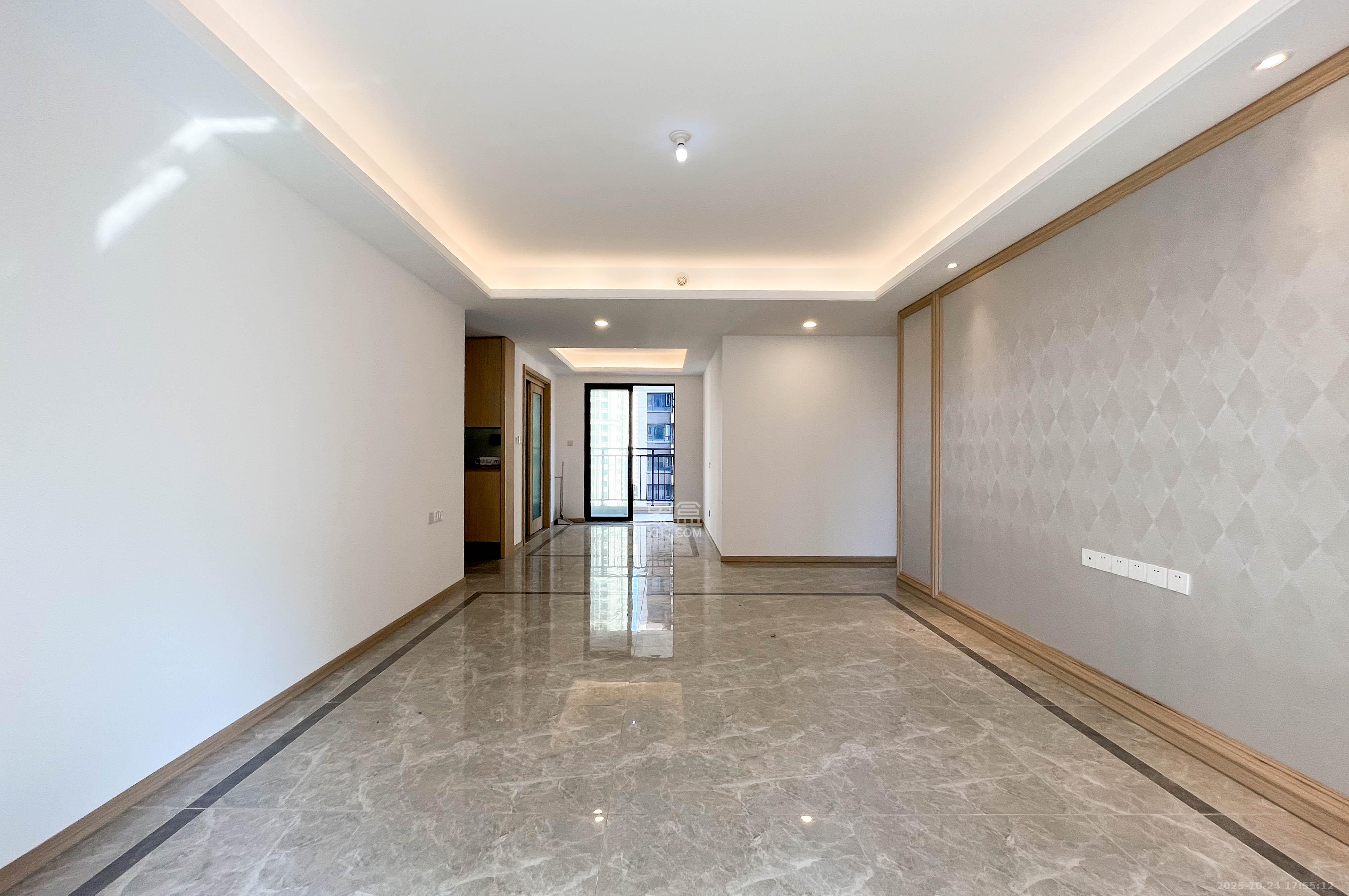 梅溪湖玺悦(新城金茂梦想玺悦) 4室2厅2卫 172.0万 梅溪湖玺悦(新城金茂梦想玺悦) 4室2厅2卫 172.0万客厅