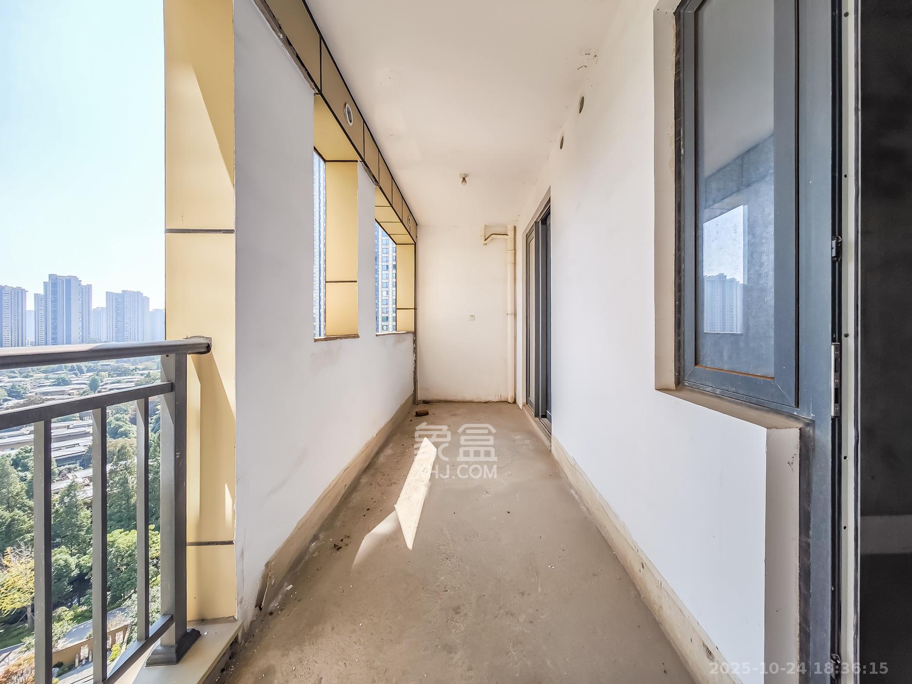 湘江壹号一二三期（创远湘江壹号）  3室2厅2卫    168.0万阳台