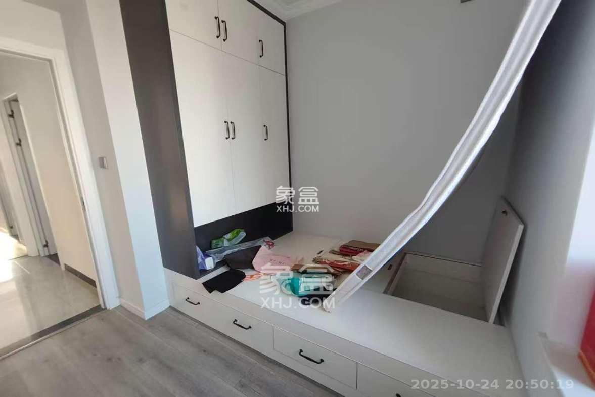 绿地海外滩二期  3室2厅2卫    2200.0元/月 绿地海外滩二期  3室2厅2卫    2200.0元/月室内图