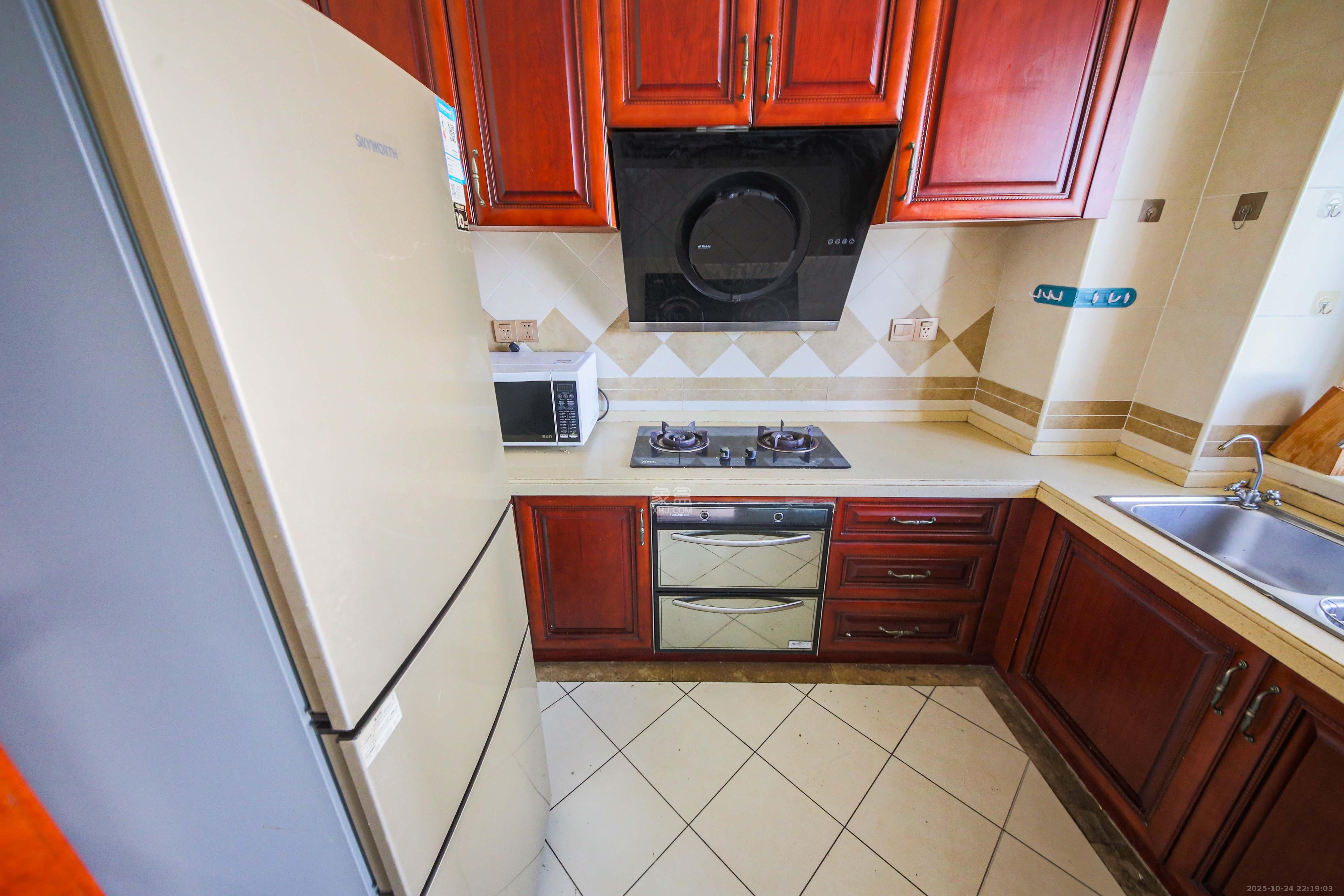 星城荣域  3室2厅2卫    158.0万 星城荣域  3室2厅2卫    158.0万厨房