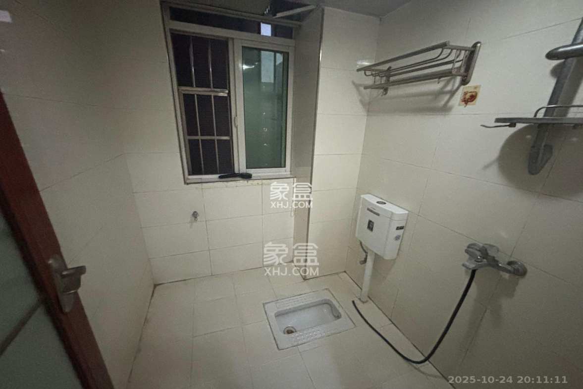 洞井二小区 3室2厅2卫 1800.0元/月 洞井二小区 3室2厅2卫 1800.0元/月室内图