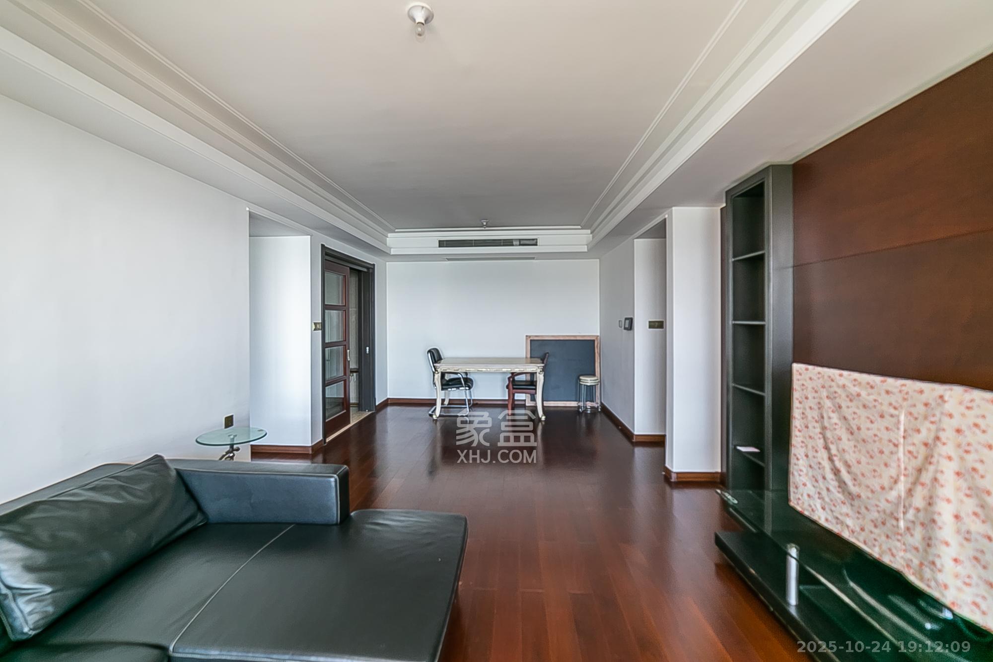 万科紫台  3室2厅2卫    239.0万客厅