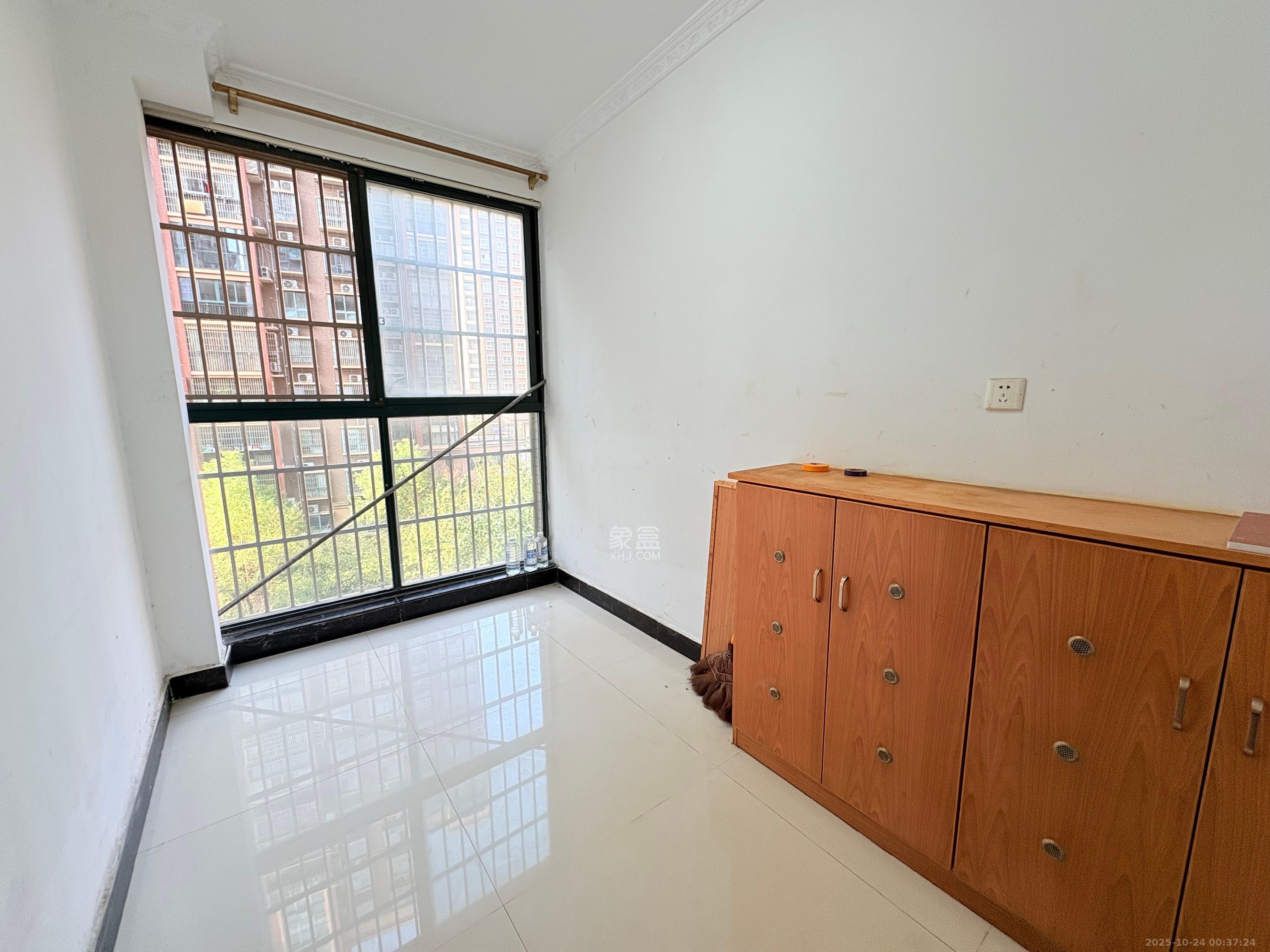 银盘鑫城 3室1厅2卫 1800.0元/月 银盘鑫城 3室1厅2卫 1800.0元/月室内图