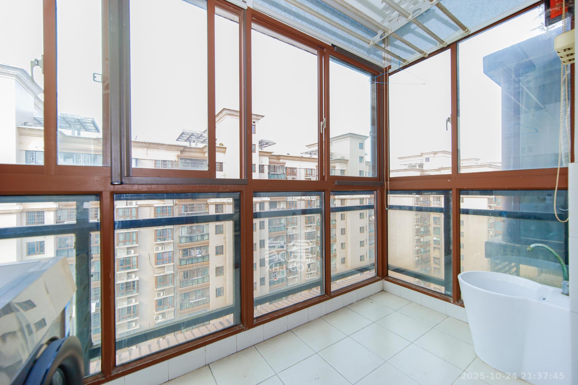 鑫天山水洲城  5室2厅3卫    265.0万阳台