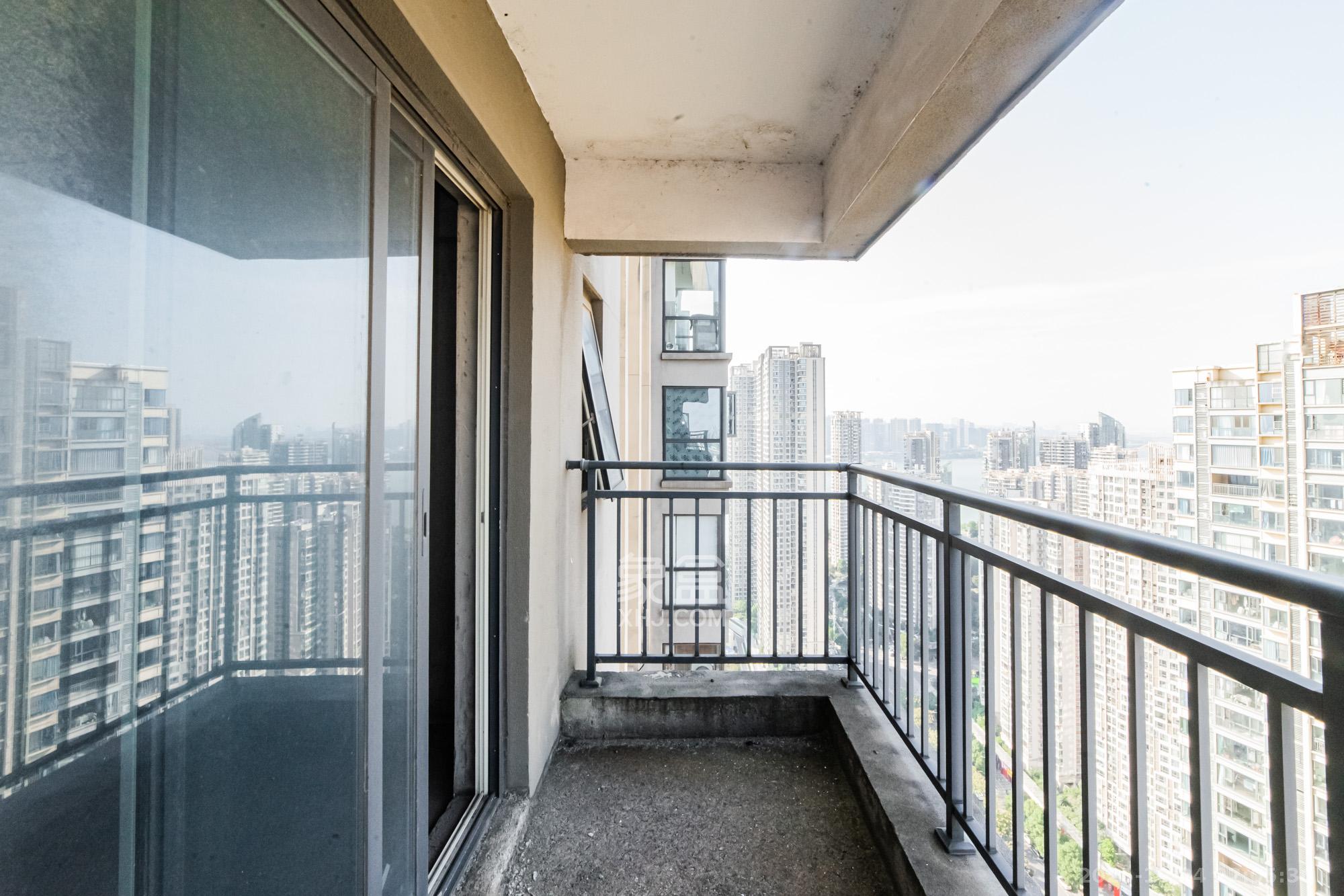 北辰三角洲E7区  3室2厅2卫    158.0万阳台