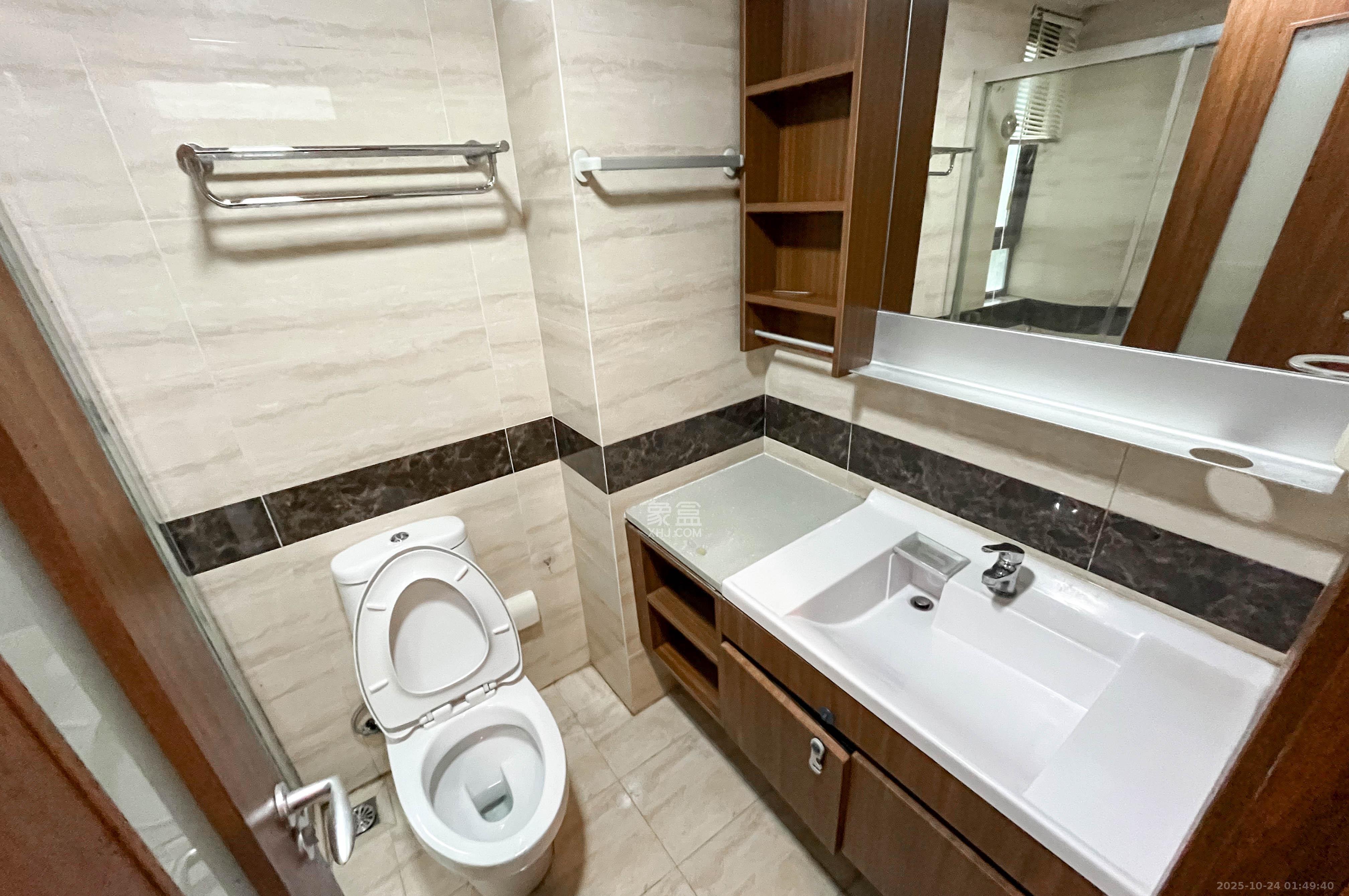 万科里梅溪郡 4室2厅1卫 242.0万 万科里梅溪郡 4室2厅1卫 242.0万卫生间