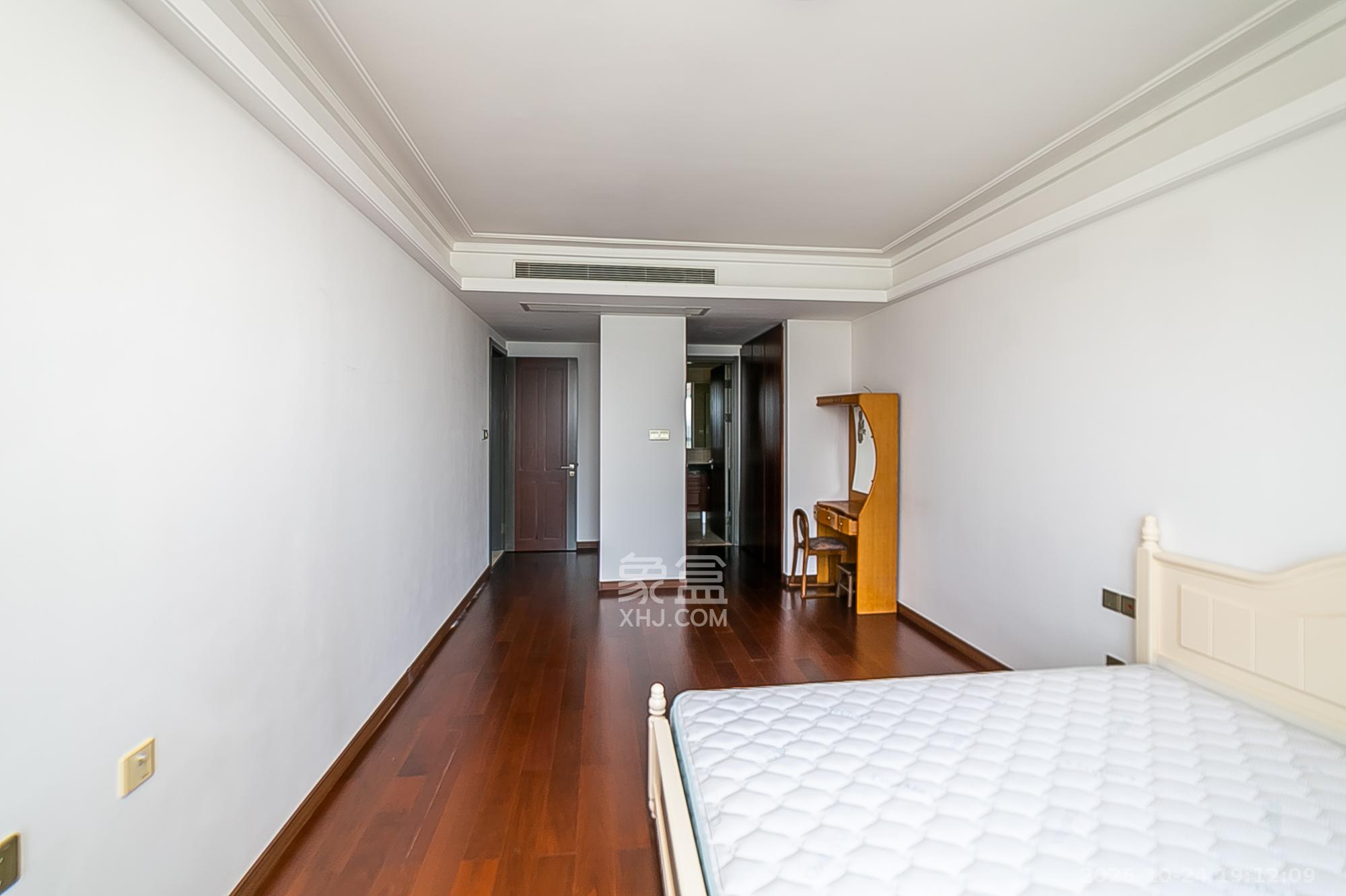 万科紫台  3室2厅2卫    239.0万卧室