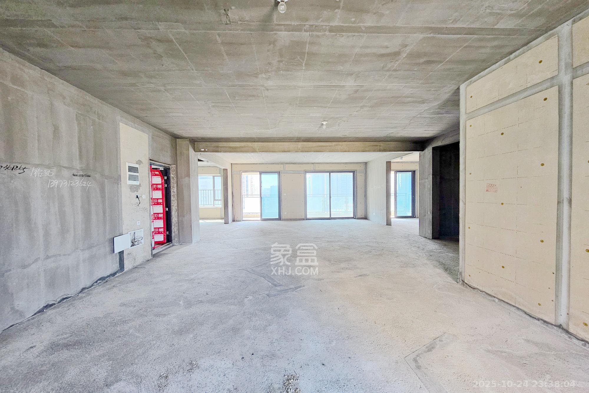 长房东旭国际  4室2厅3卫    300.0万 长房东旭国际  4室2厅3卫    300.0万客厅