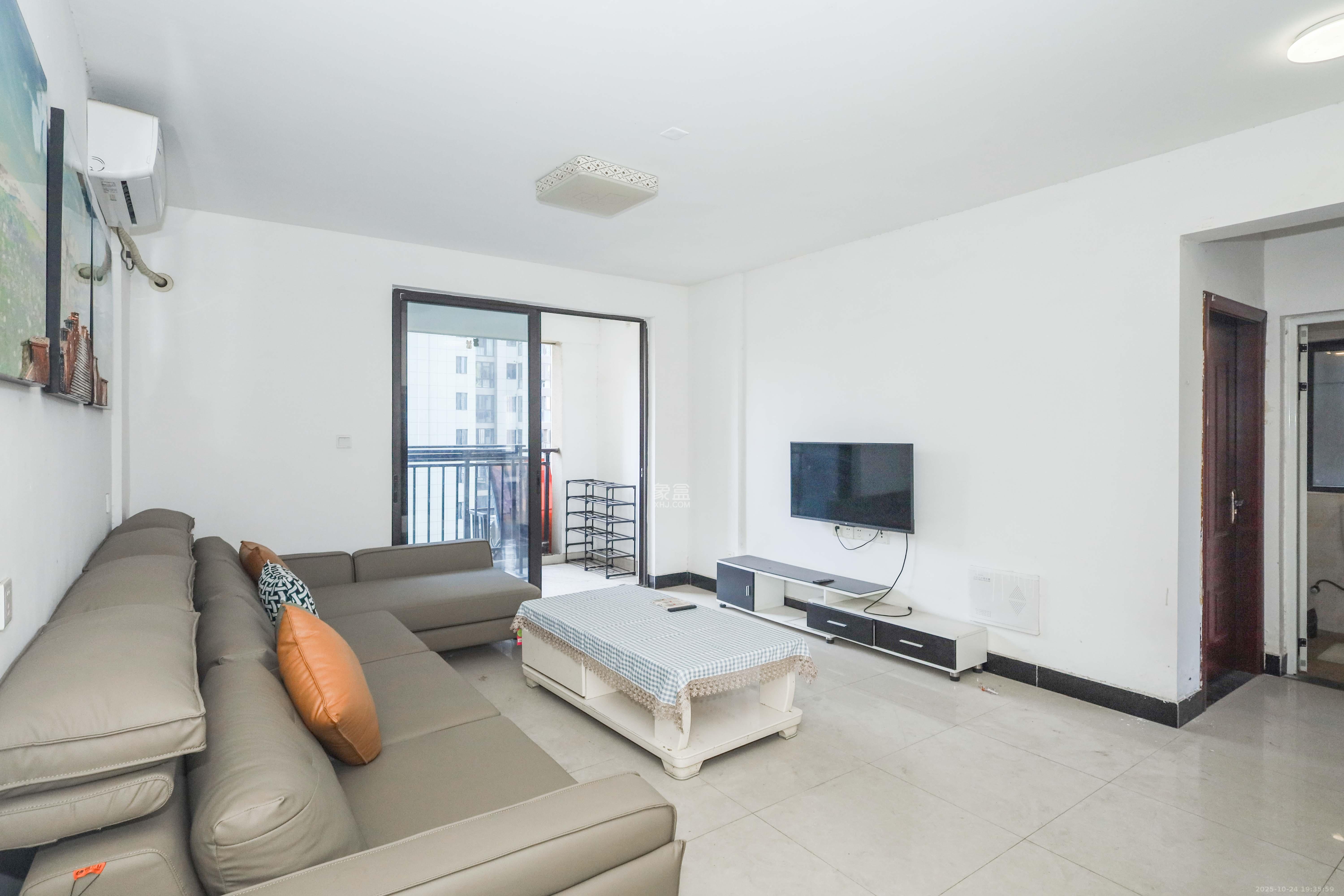 中国铁建梅溪青秀二期 4室2厅2卫 145.0万 中国铁建梅溪青秀二期 4室2厅2卫 145.0万客厅