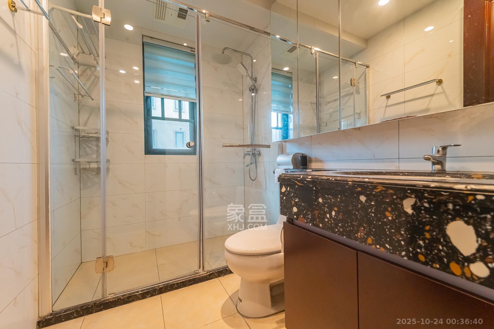 恒大翡翠华庭  4室2厅2卫    125.0万卫生间