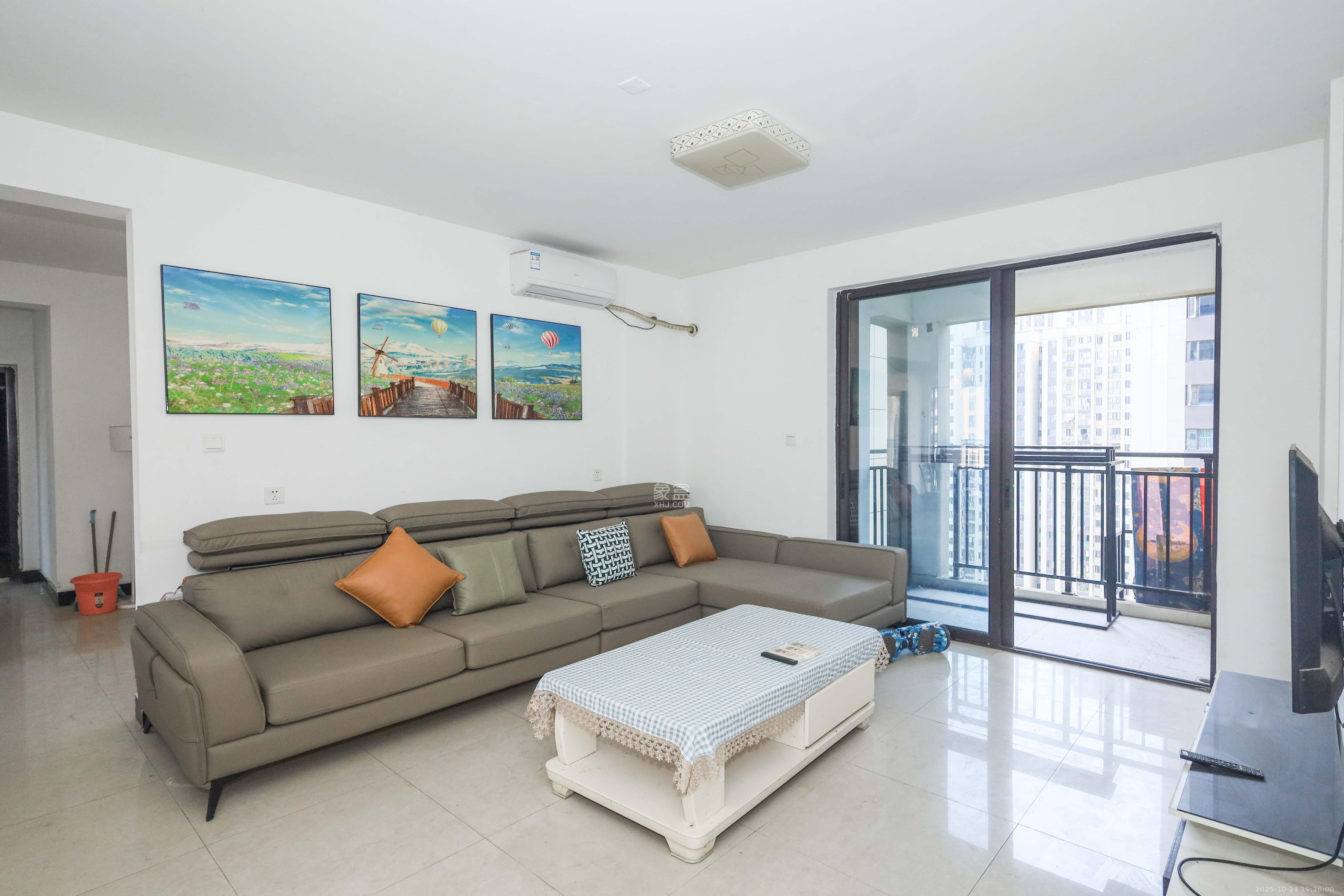 中国铁建梅溪青秀二期  4室2厅2卫    145.0万客厅