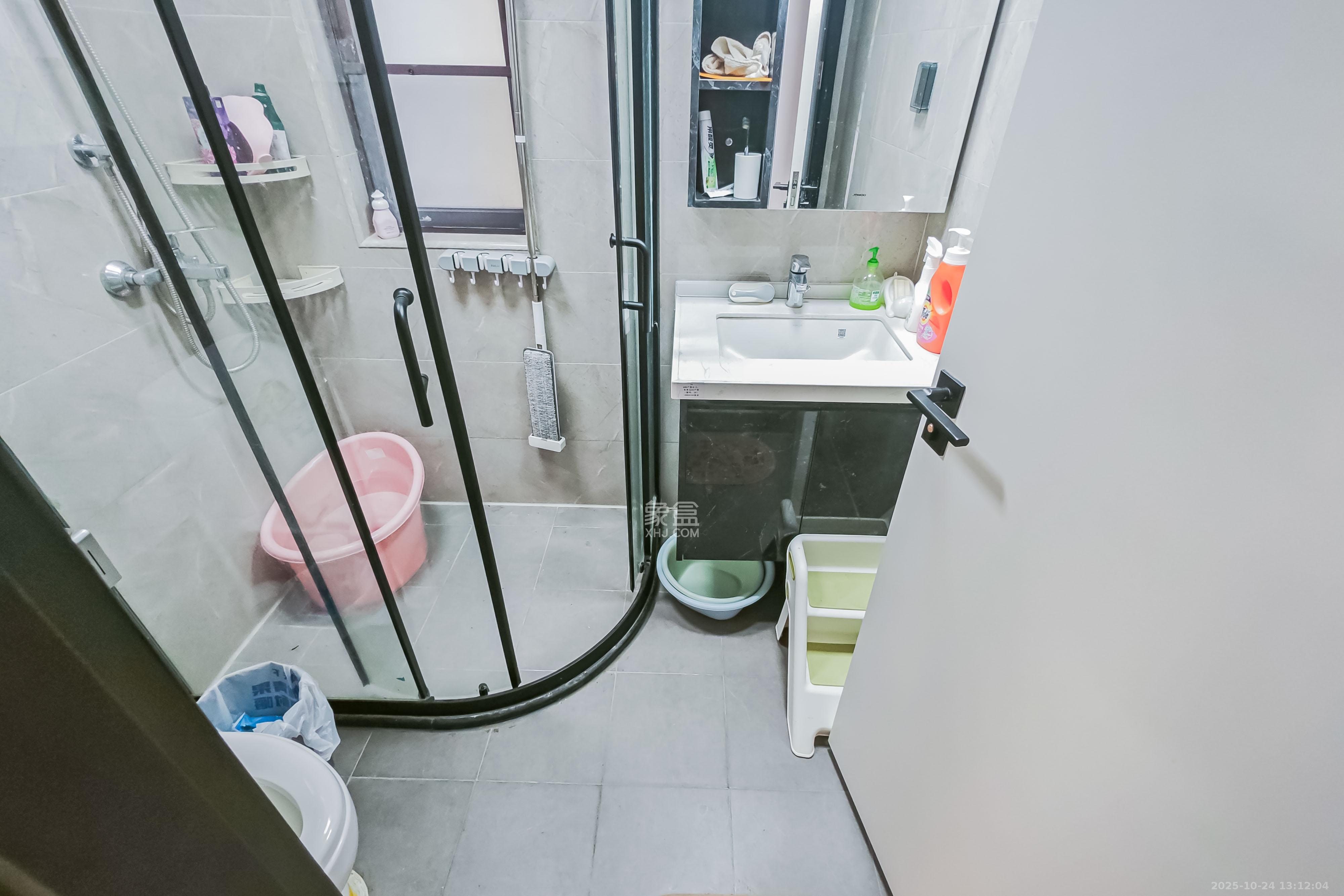 臻园  4室2厅2卫    175.0万 臻园  4室2厅2卫    175.0万卫生间