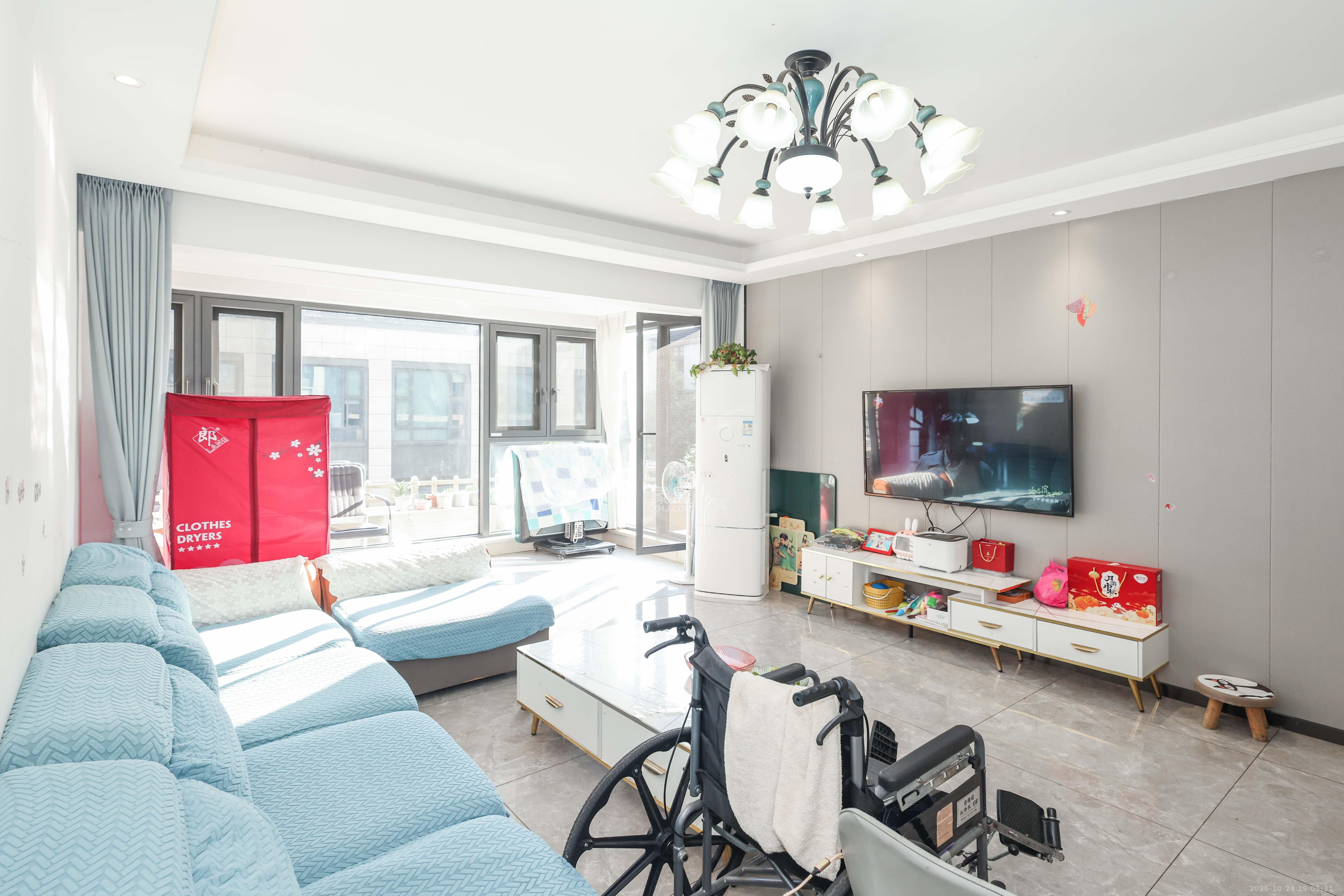 招商华发依云曦城  4室2厅2卫    135.0万 招商华发依云曦城  4室2厅2卫    135.0万客厅