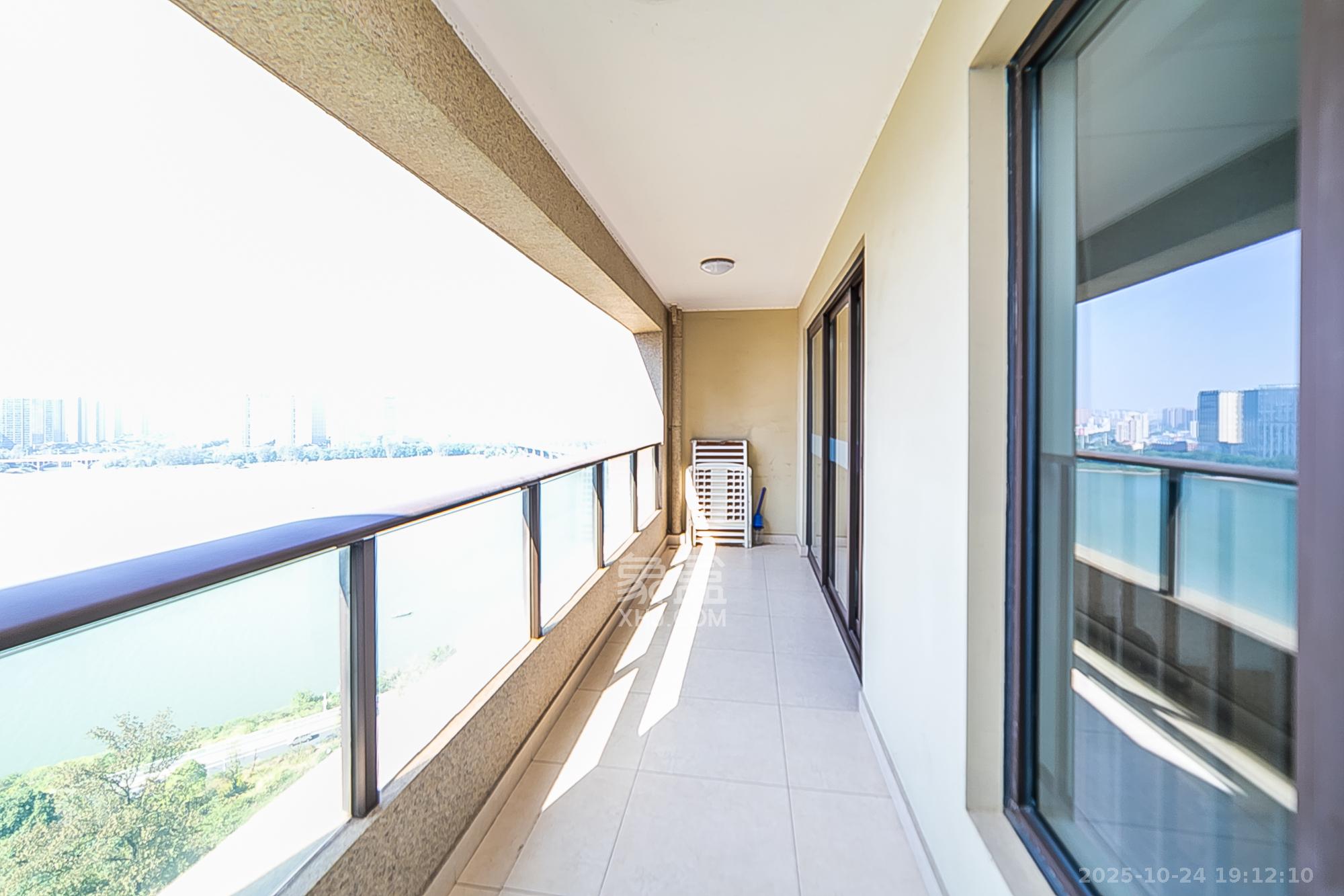 万科紫台  3室2厅2卫    239.0万阳台