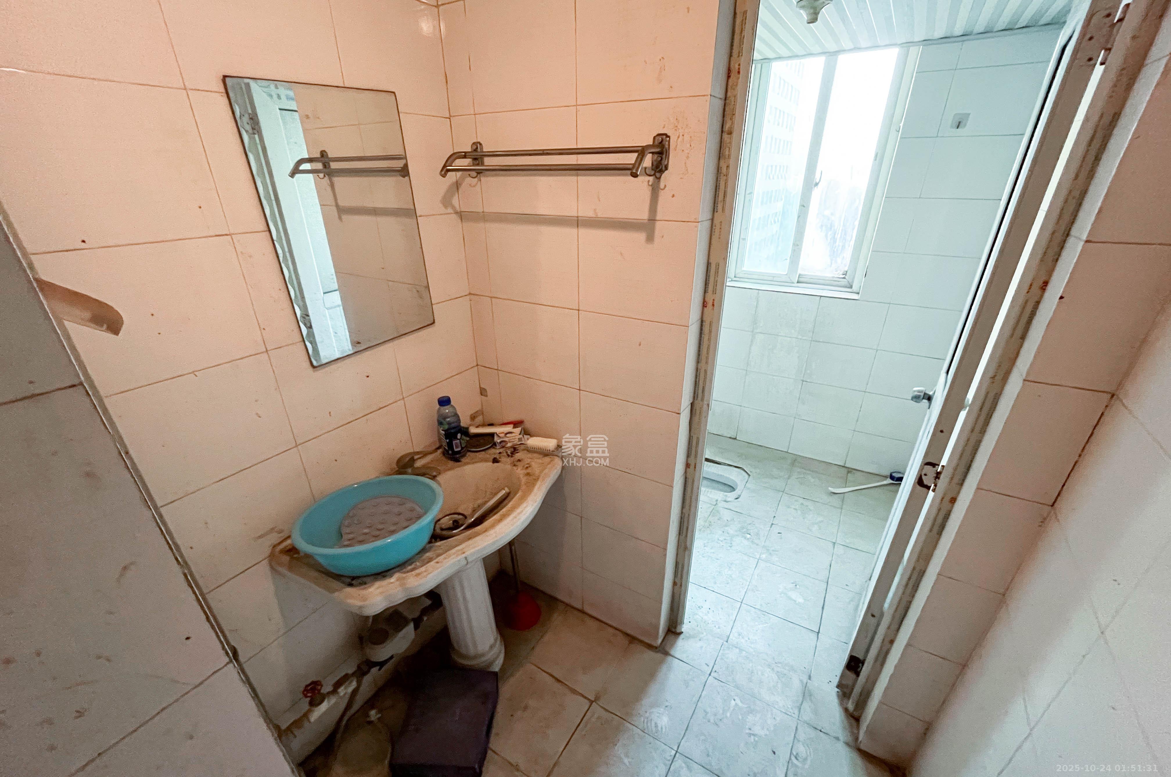 麓谷加州阳光  3室2厅2卫    85.0万 麓谷加州阳光  3室2厅2卫    85.0万卫生间