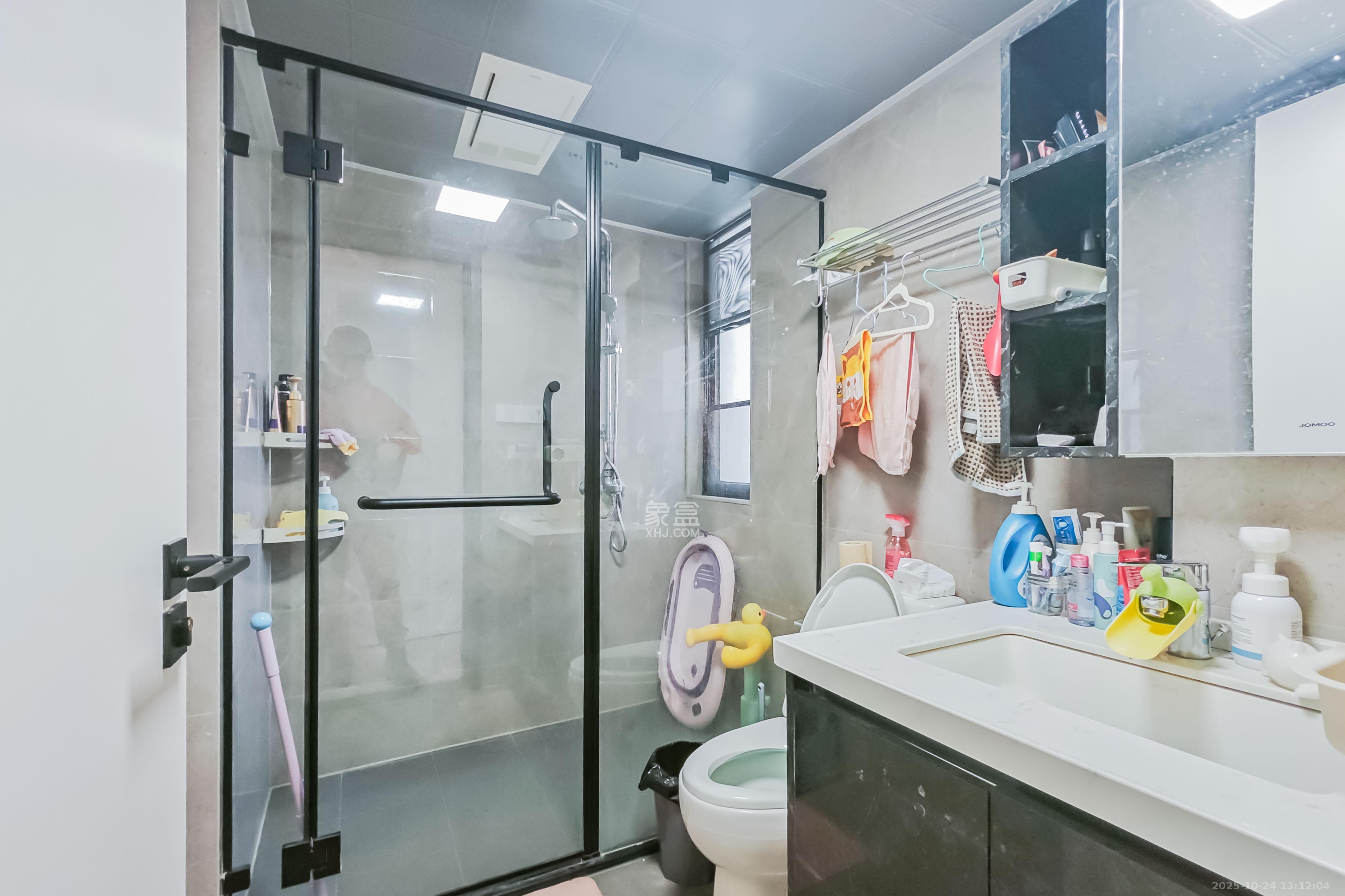 臻园  4室2厅2卫    175.0万 臻园  4室2厅2卫    175.0万卫生间