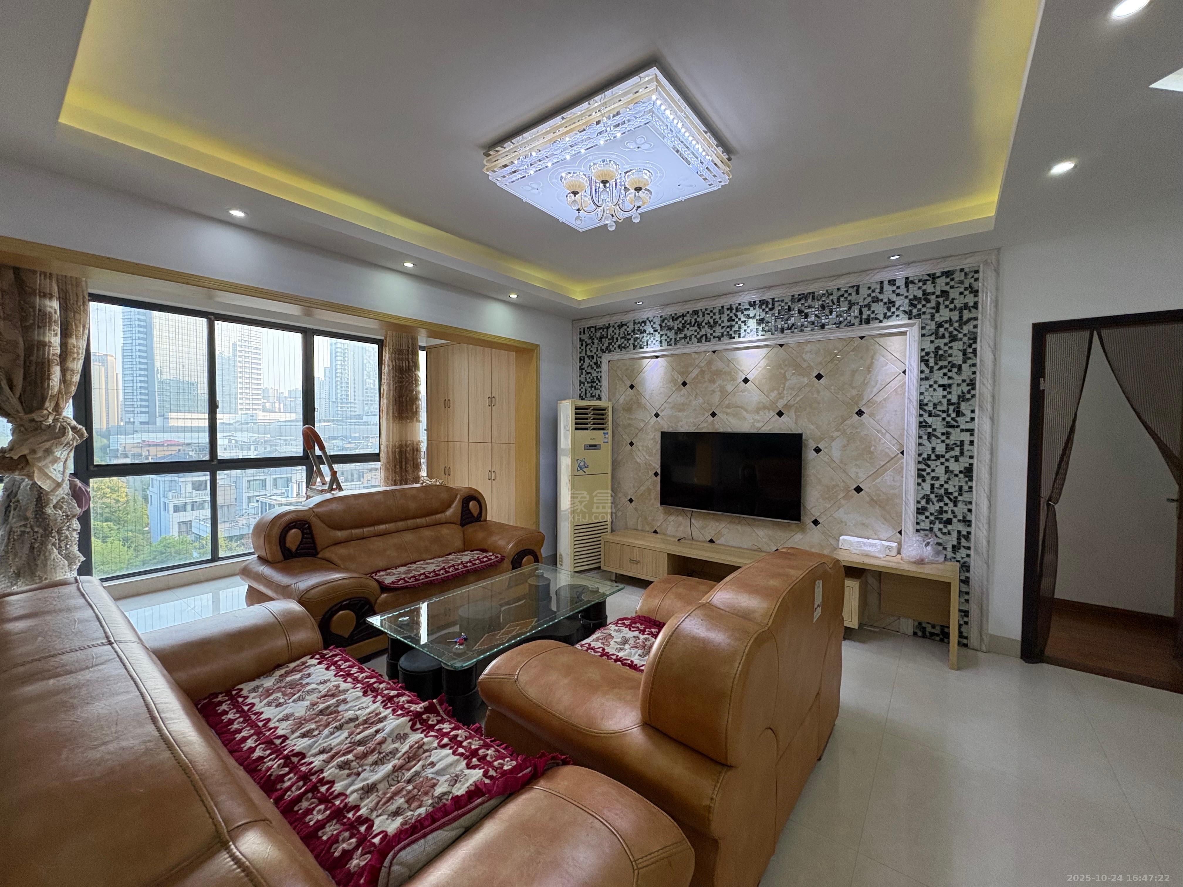 美的城二期  3室2厅2卫    2000.0元/月室内图