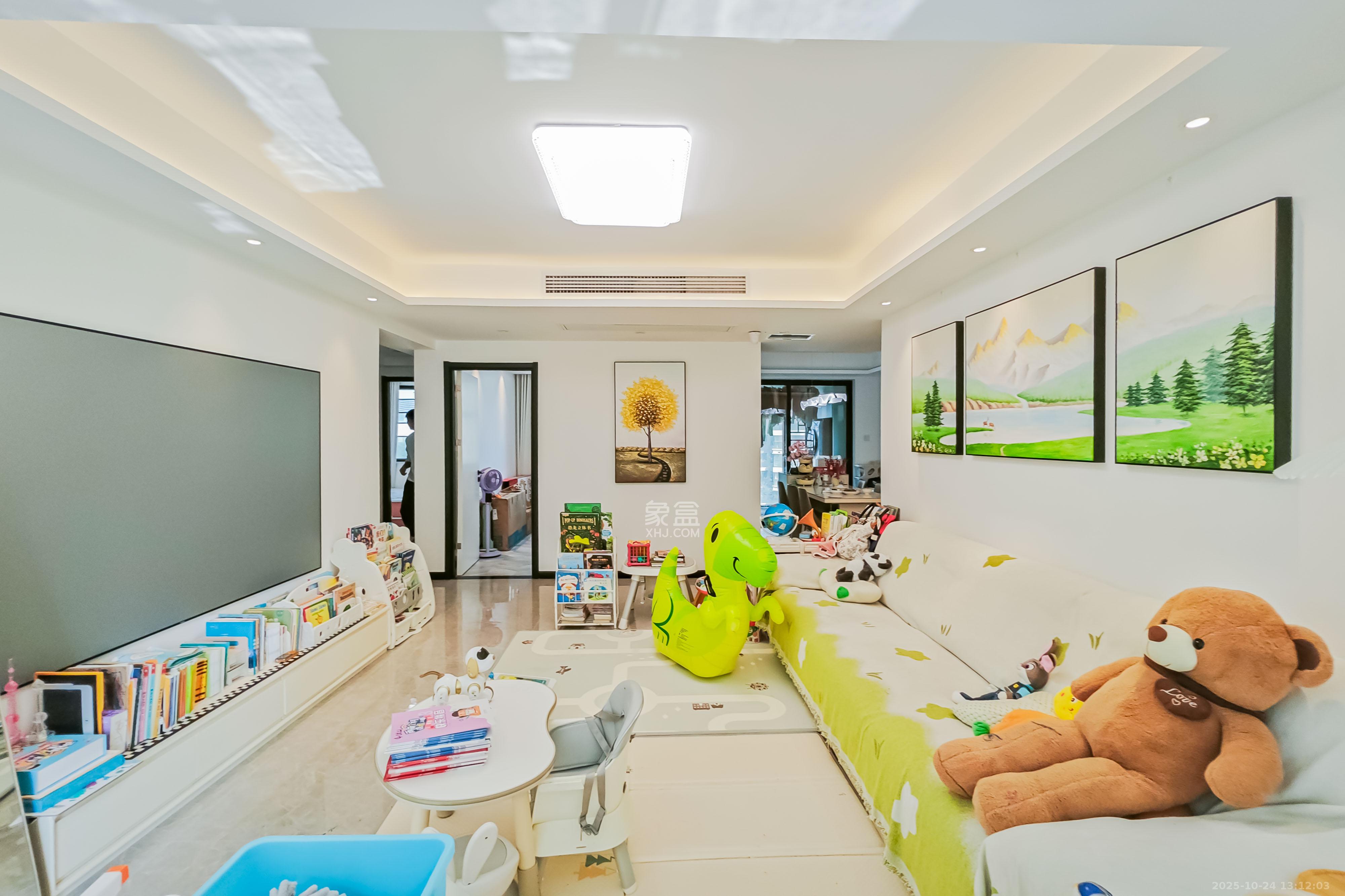 臻园  4室2厅2卫    175.0万 臻园  4室2厅2卫    175.0万客厅