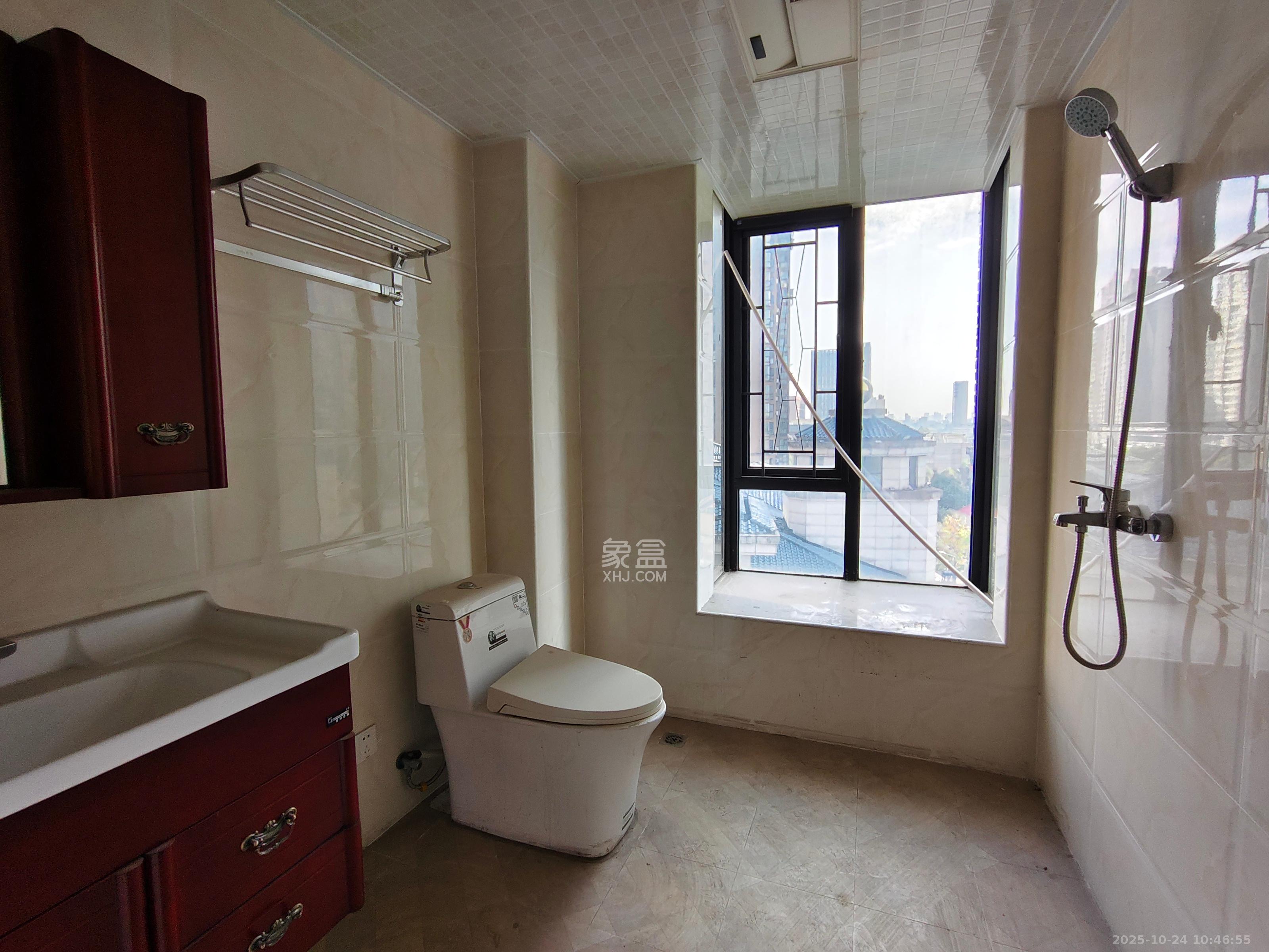 辉煌国际城一期  3室2厅2卫    2800.0元/月 辉煌国际城一期  3室2厅2卫    2800.0元/月室内图