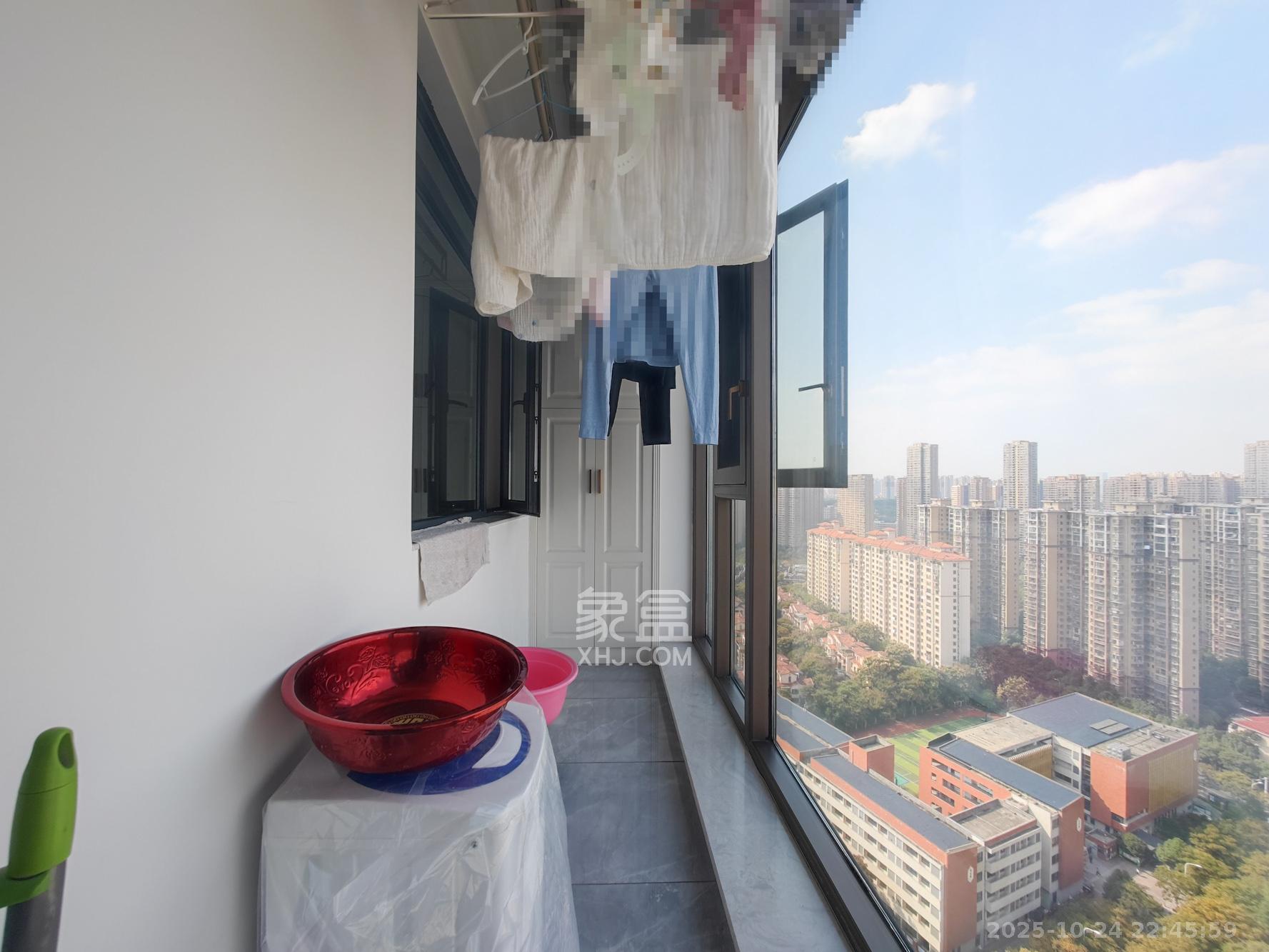 创元时代(成兴景苑) 4室2厅2卫 142.0万 创元时代(成兴景苑) 4室2厅2卫 142.0万阳台