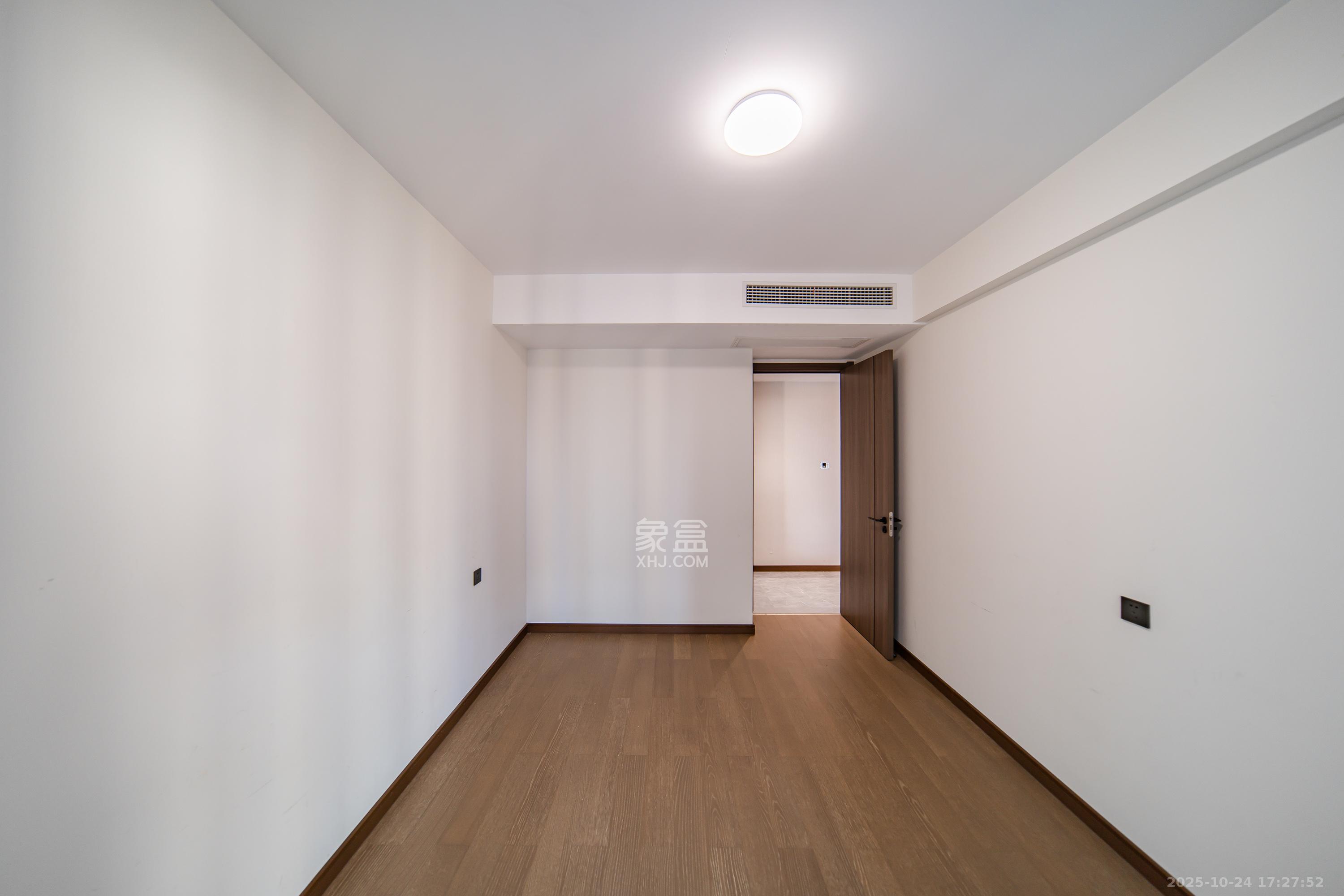 卓越洋湖晴翠  4室2厅2卫    180.0万卧室