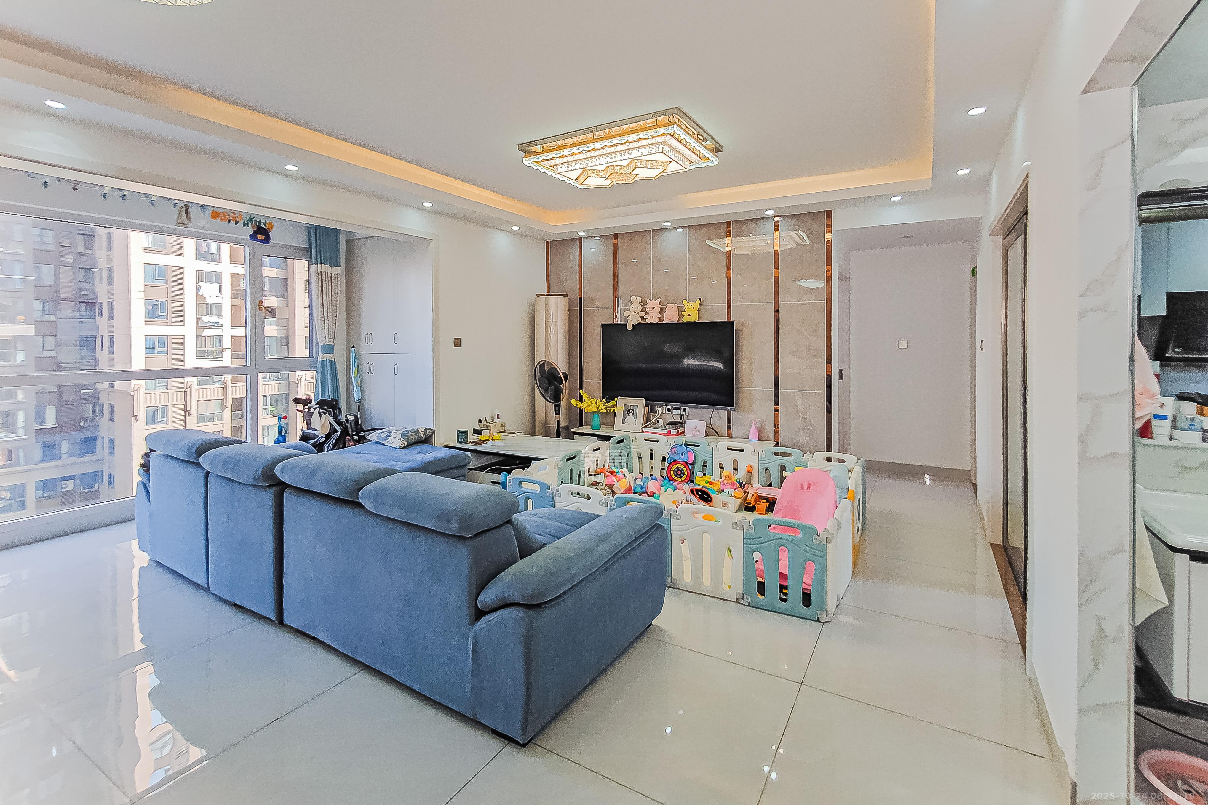 建发中央公园（建发美地）  3室2厅2卫    140.0万客厅