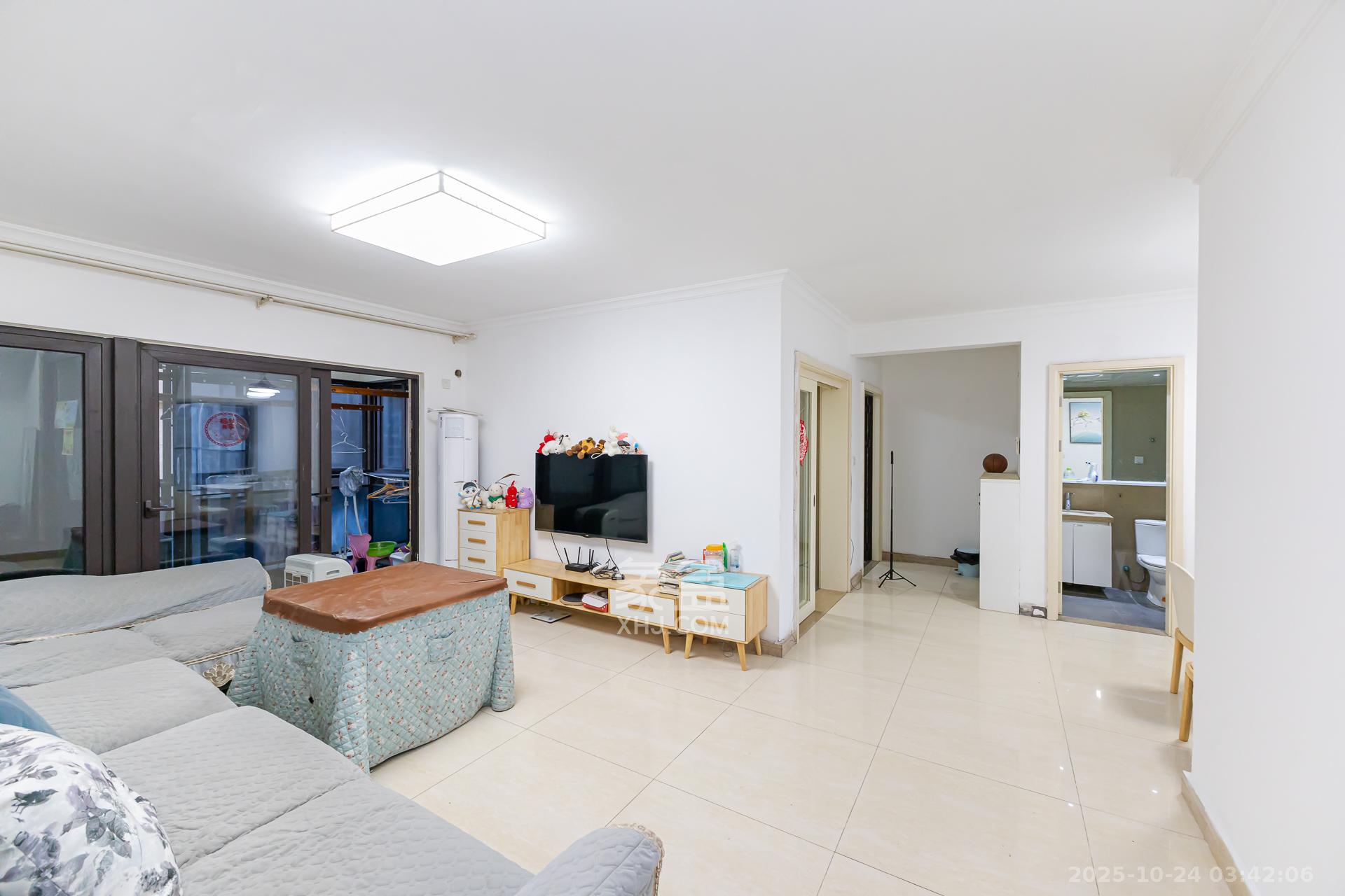 时代倾城一期  3室2厅2卫    82.0万客厅