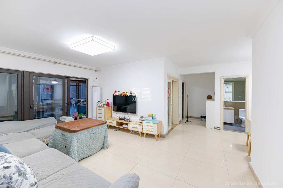 时代倾城一期 3室2厅2卫 82.0万 时代倾城一期 3室2厅2卫 82.0万客厅