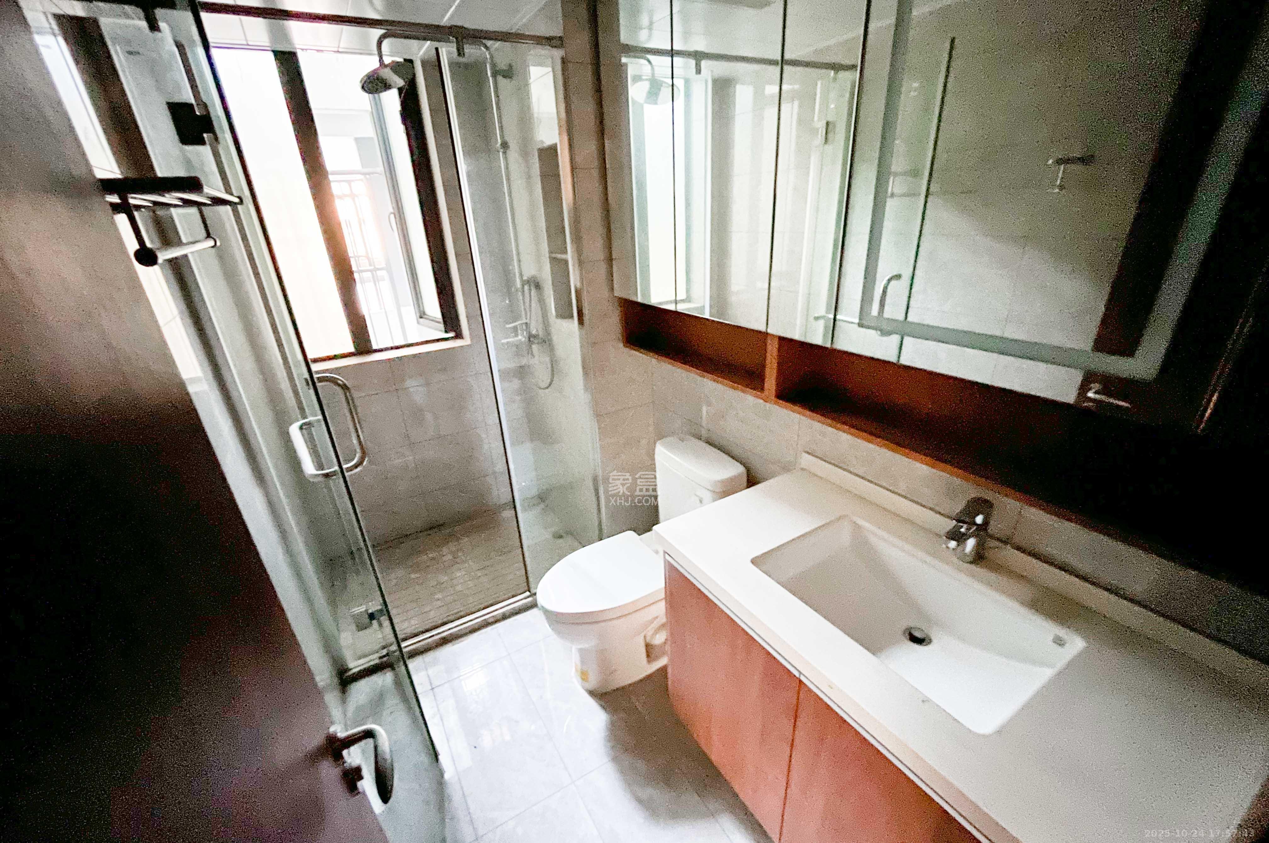 旭辉都会山  3室2厅2卫    156.0万卫生间