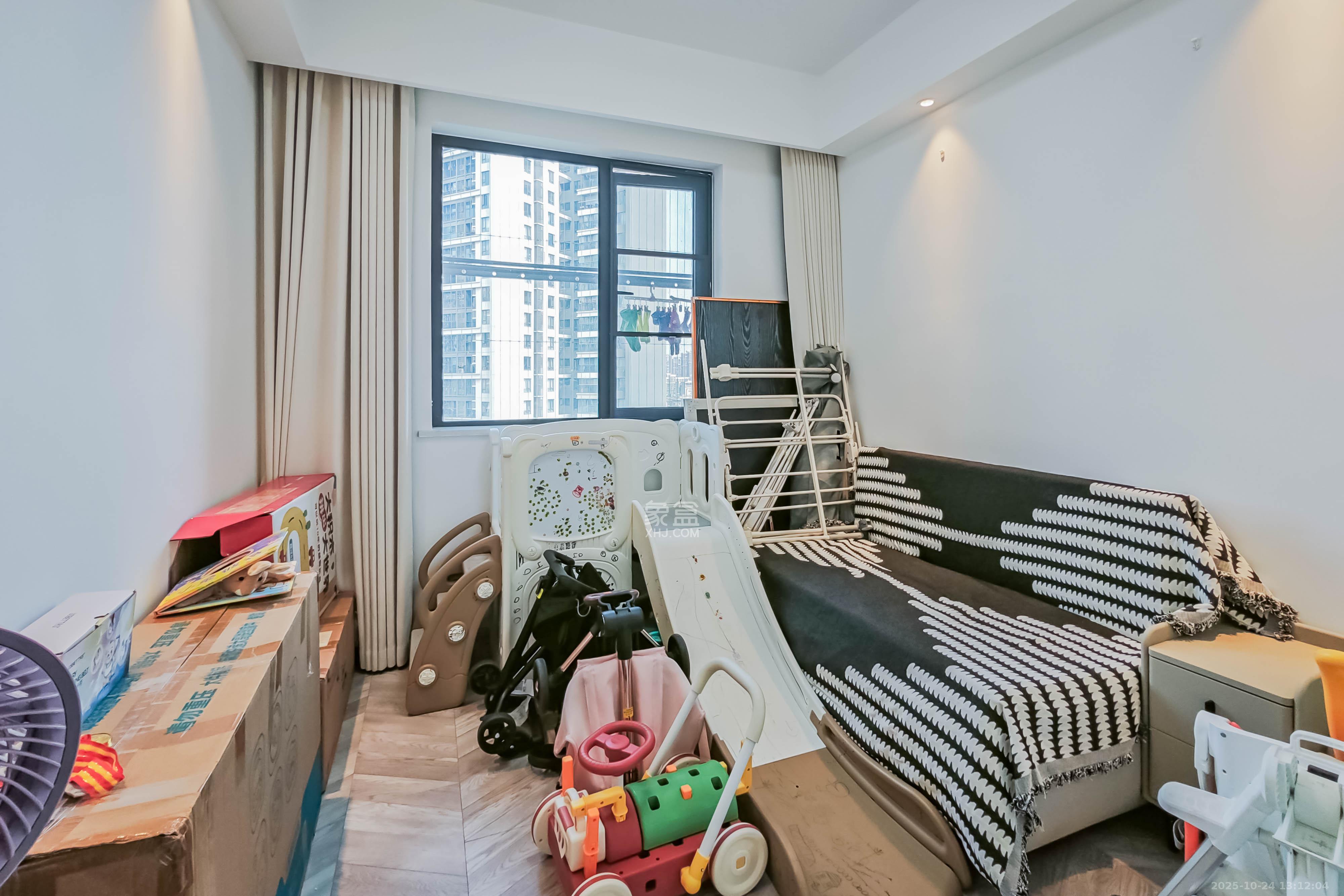 臻园  4室2厅2卫    175.0万 臻园  4室2厅2卫    175.0万卧室