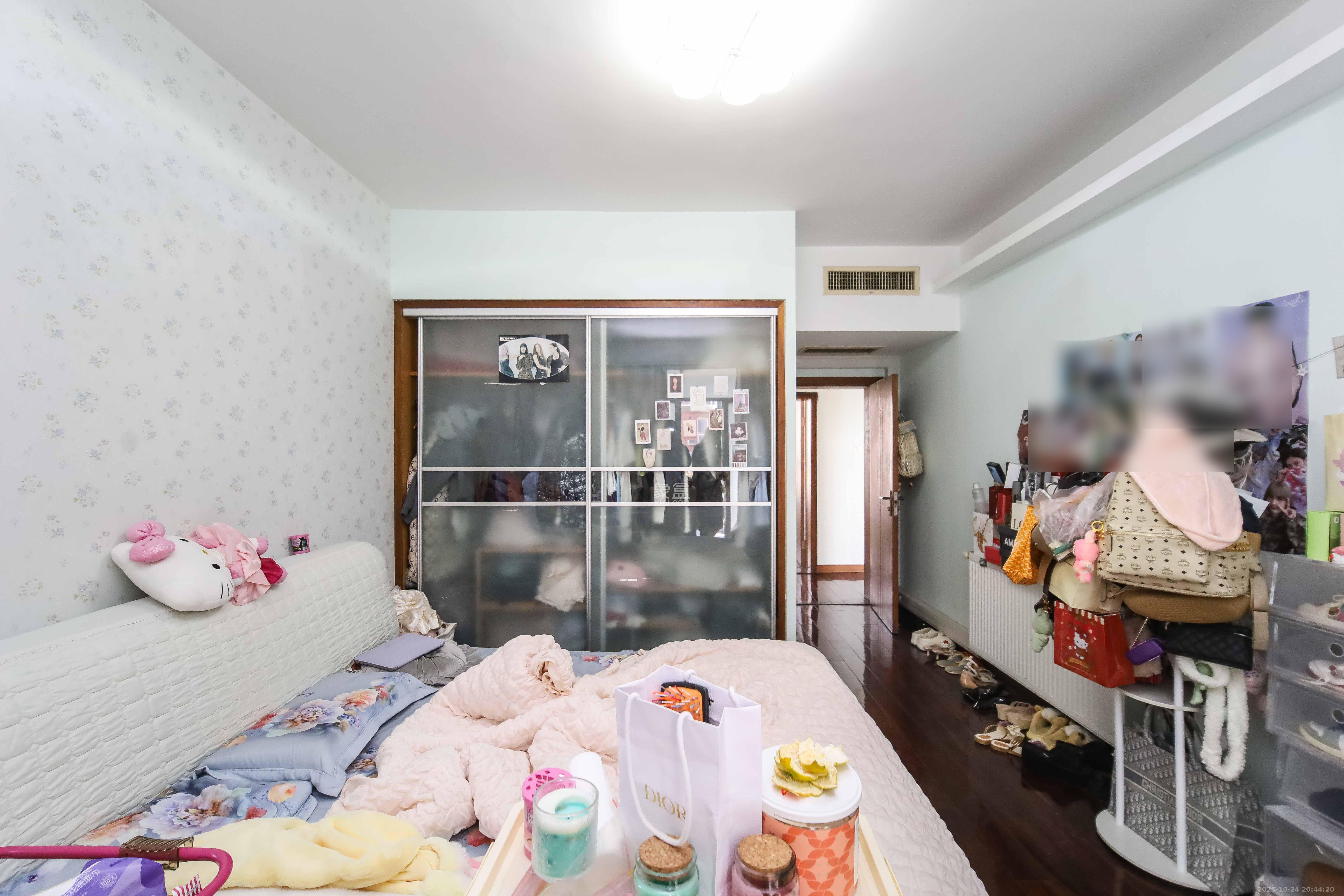 惠泽园  5室2厅4卫    242.0万卧室