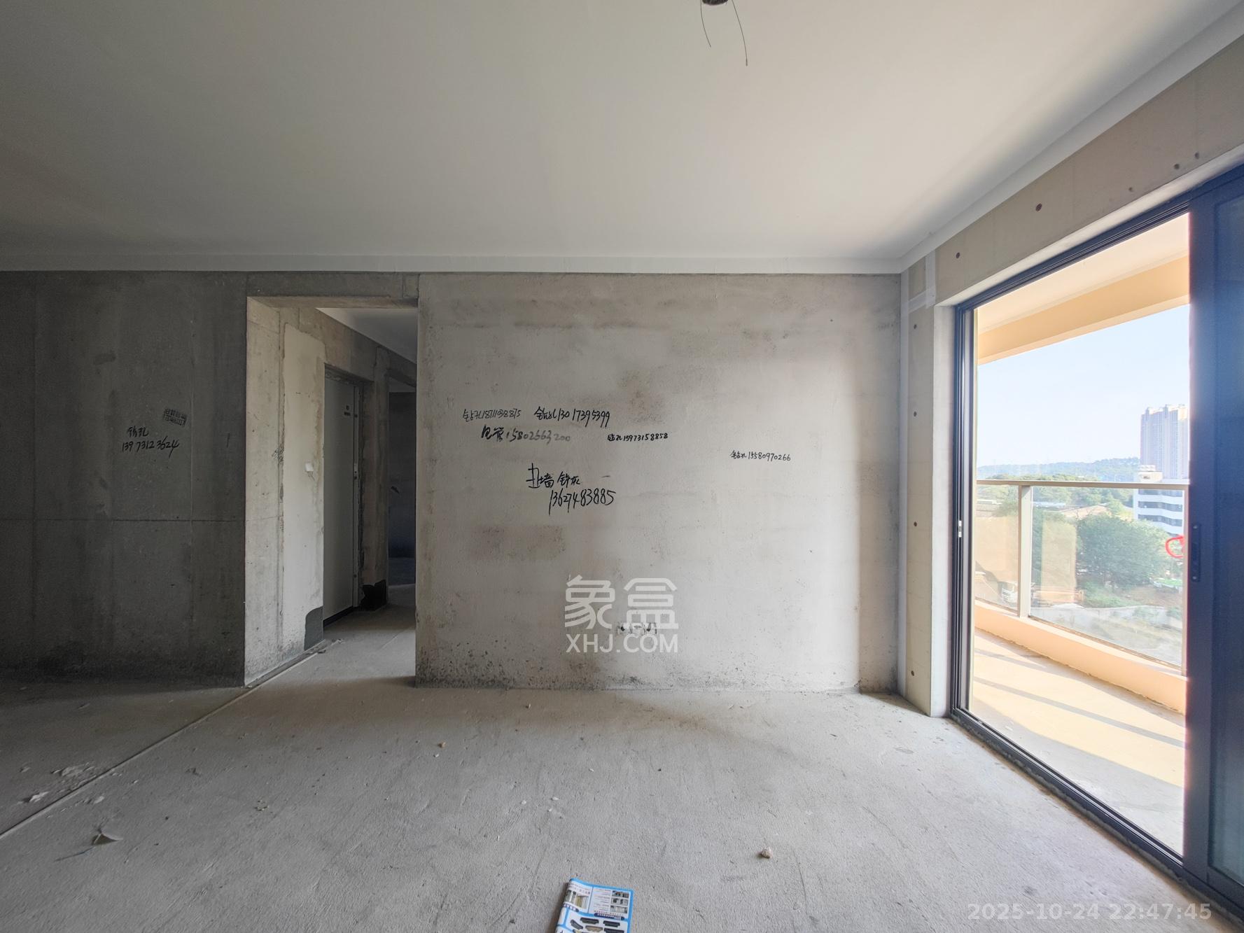 远洋红星天铂一期 3室2厅1卫 85.0万 远洋红星天铂一期 3室2厅1卫 85.0万客厅