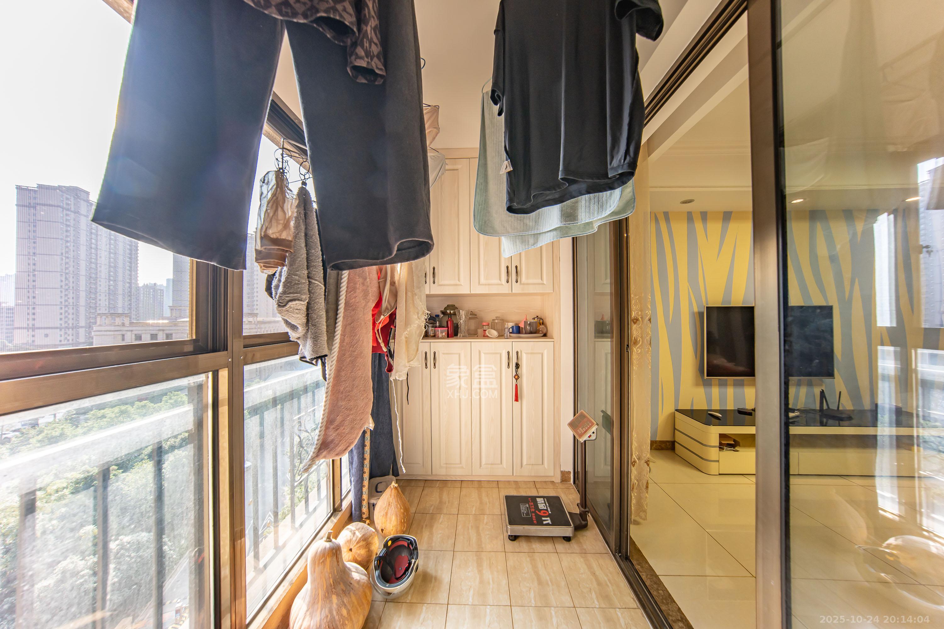 江山帝景哈佛 3室2厅2卫 106.0万 江山帝景哈佛 3室2厅2卫 106.0万阳台