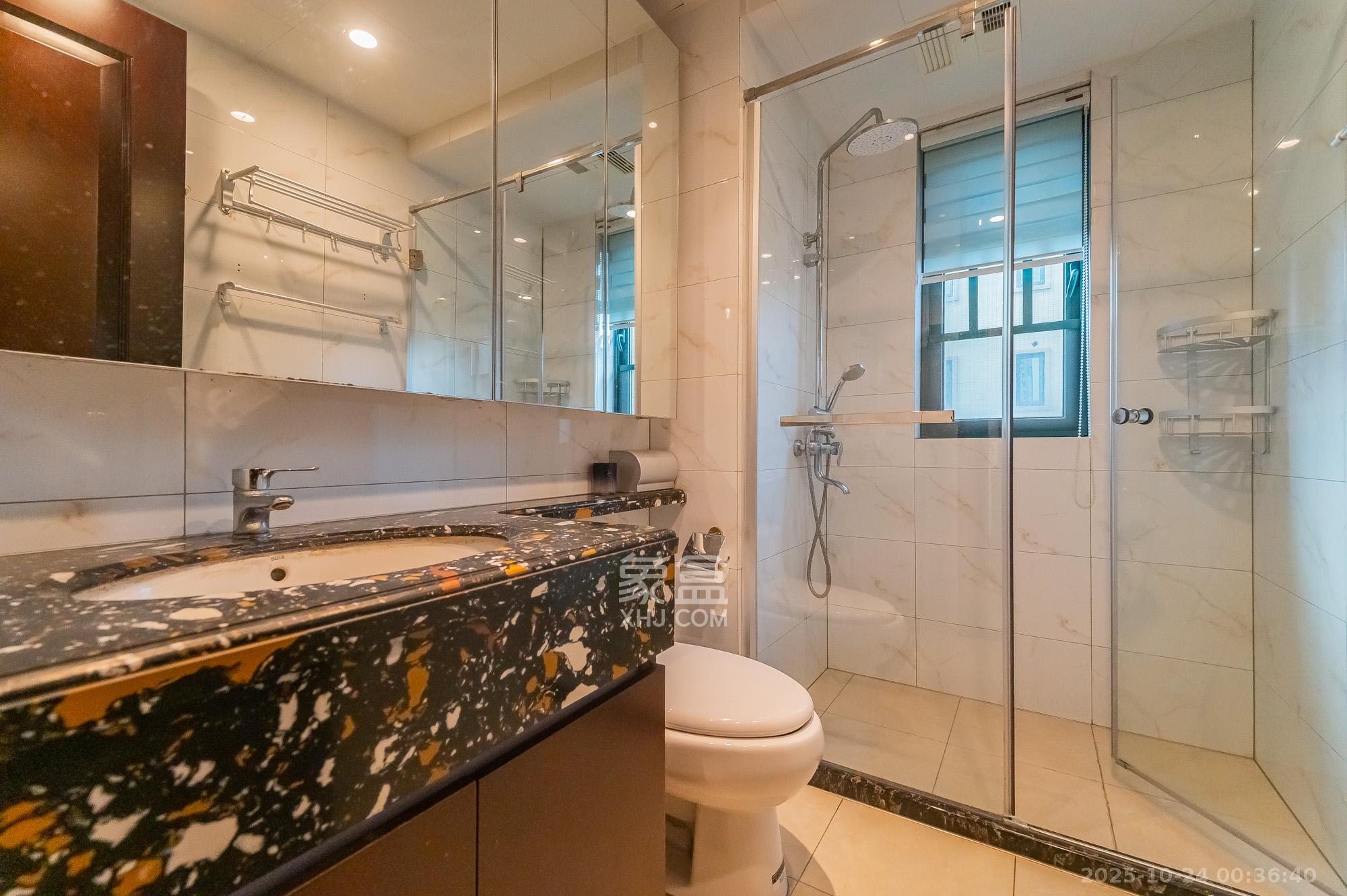 恒大翡翠华庭  4室2厅2卫    125.0万卫生间