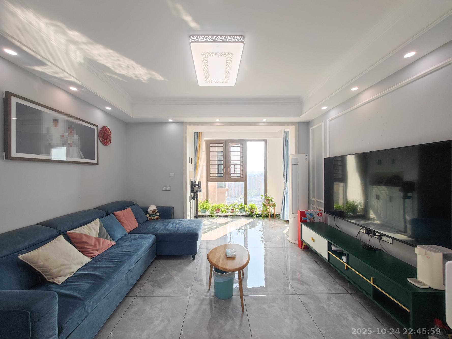 创元时代(成兴景苑) 4室2厅2卫 142.0万 创元时代(成兴景苑) 4室2厅2卫 142.0万客厅